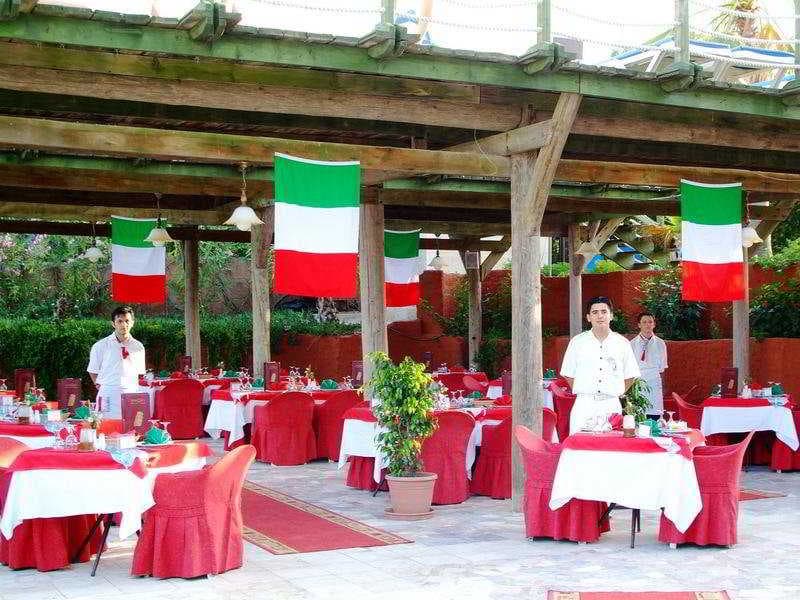 Sailor's Beach Club, Restaurant