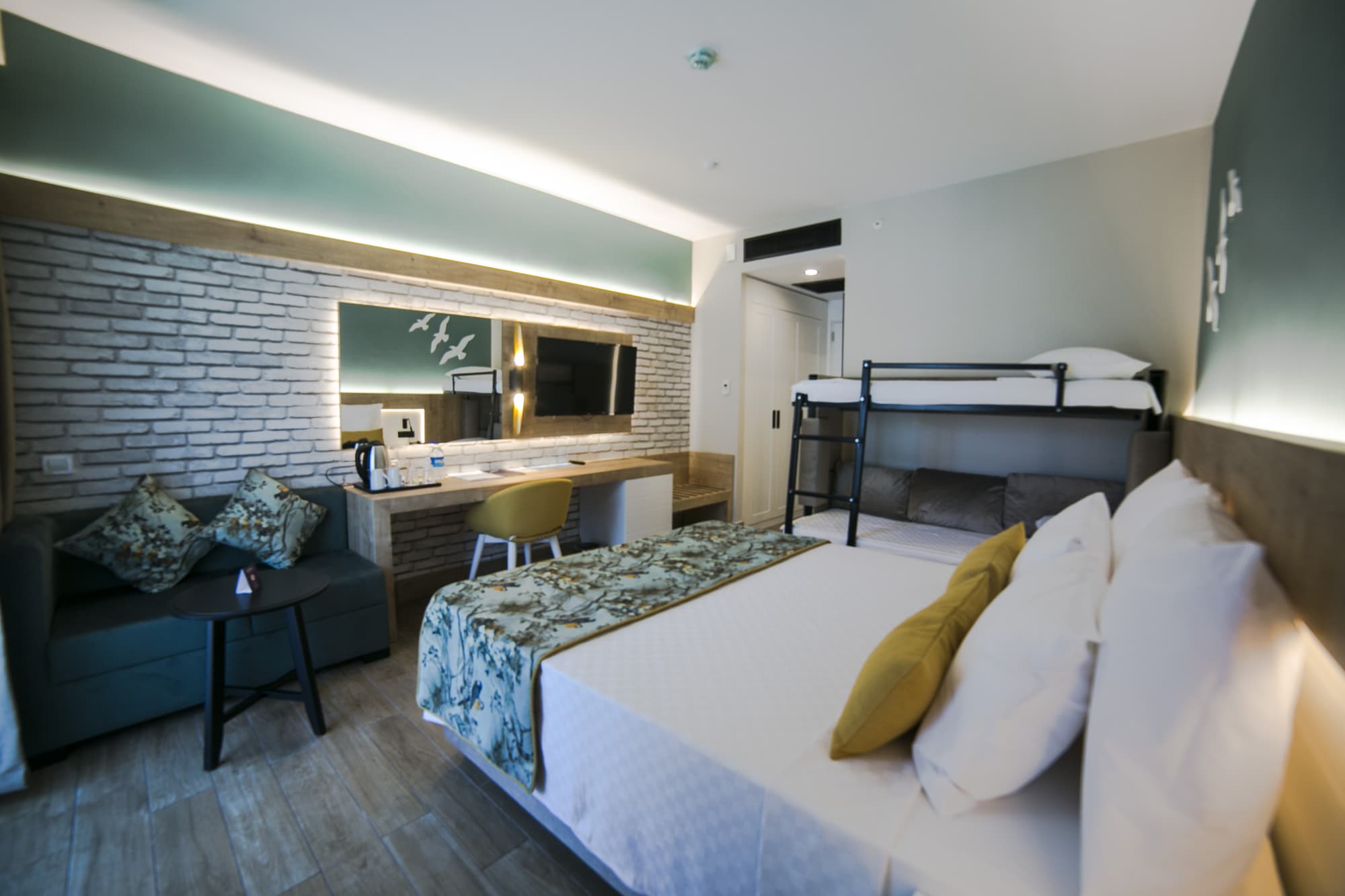 Sailor's Beach Club, Room