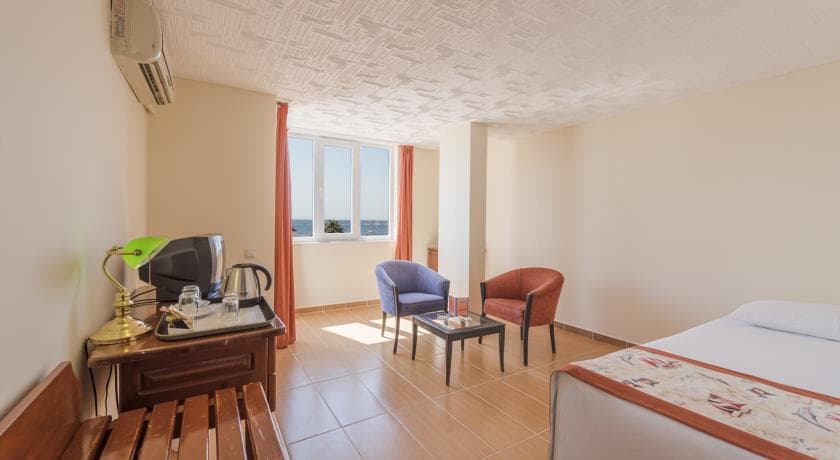 Sailor's Beach Club, Room