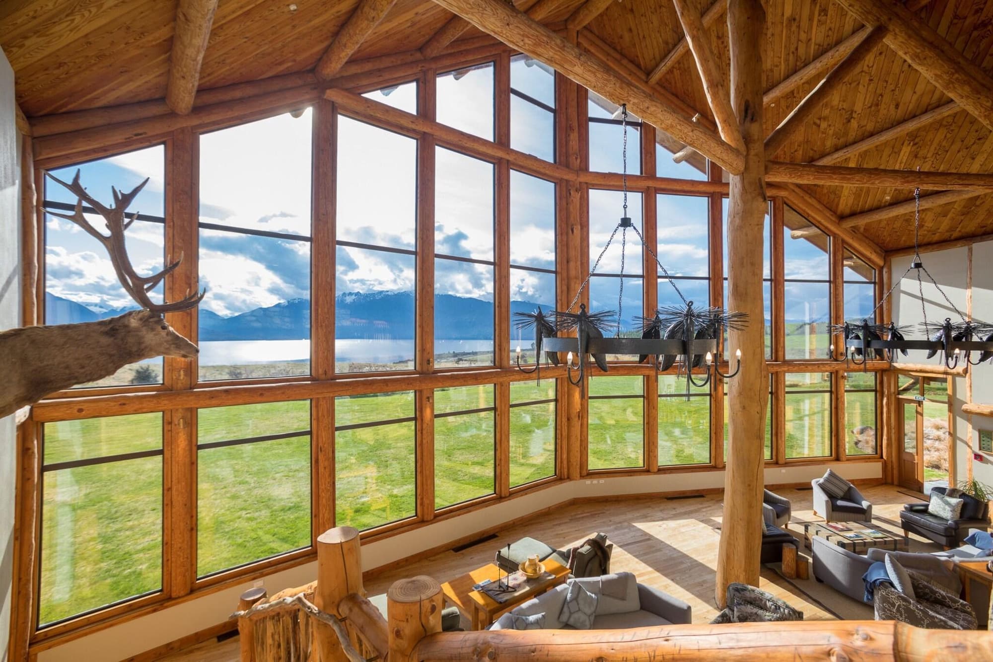Fiordland Lodge, Lobby