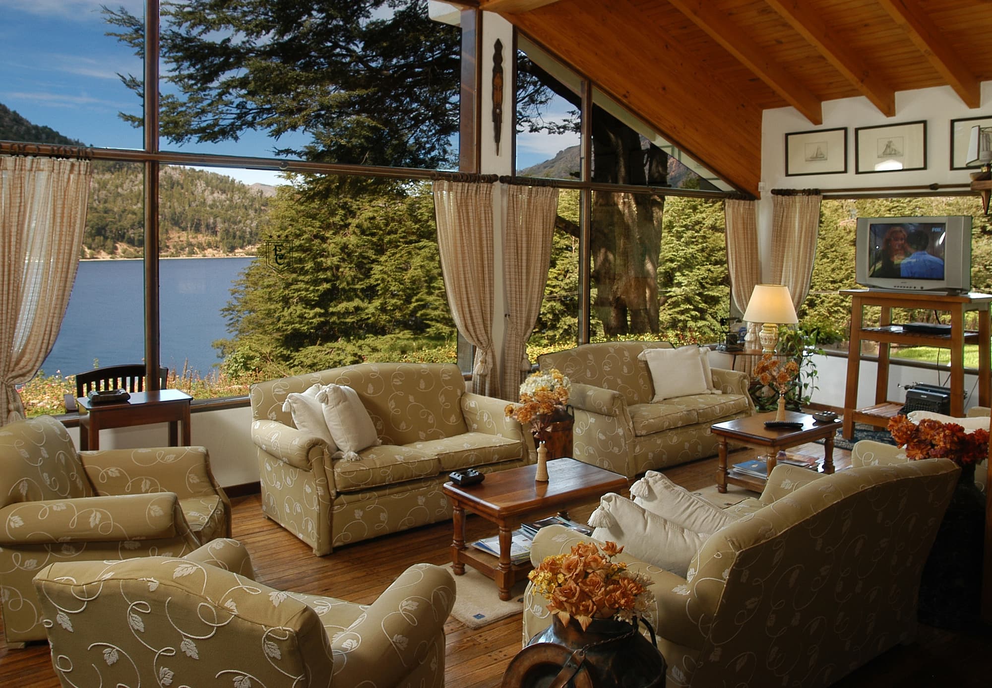 El Condado Hosteria, Lobby