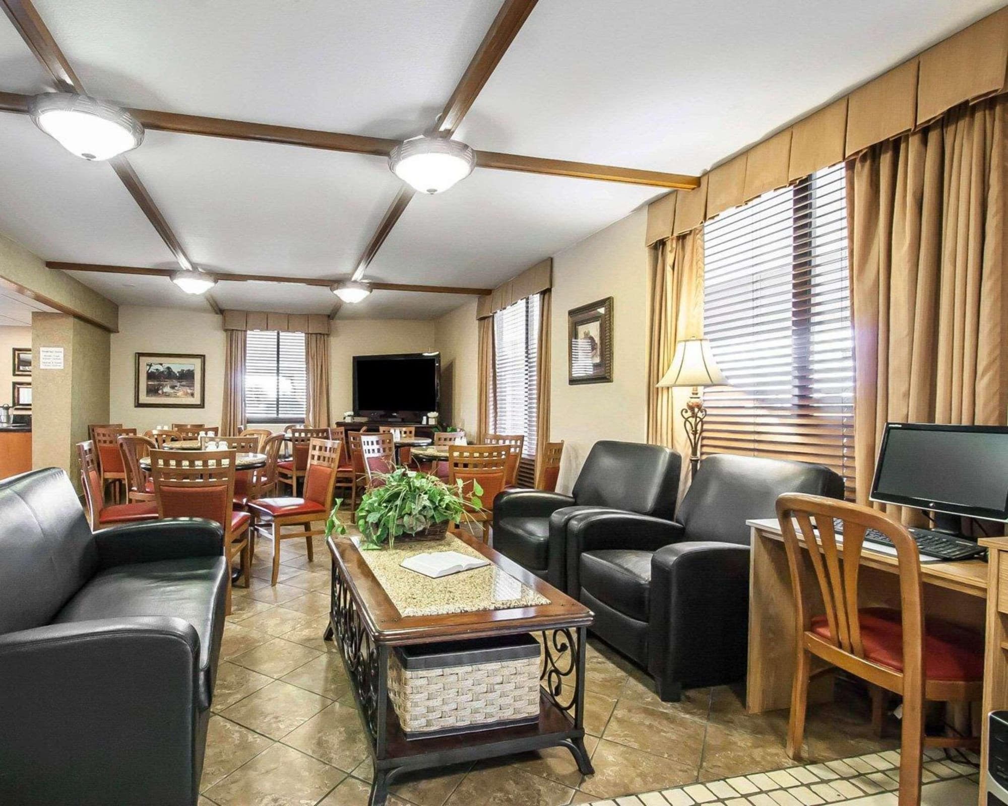 Quality Inn & Suites North, Lobby