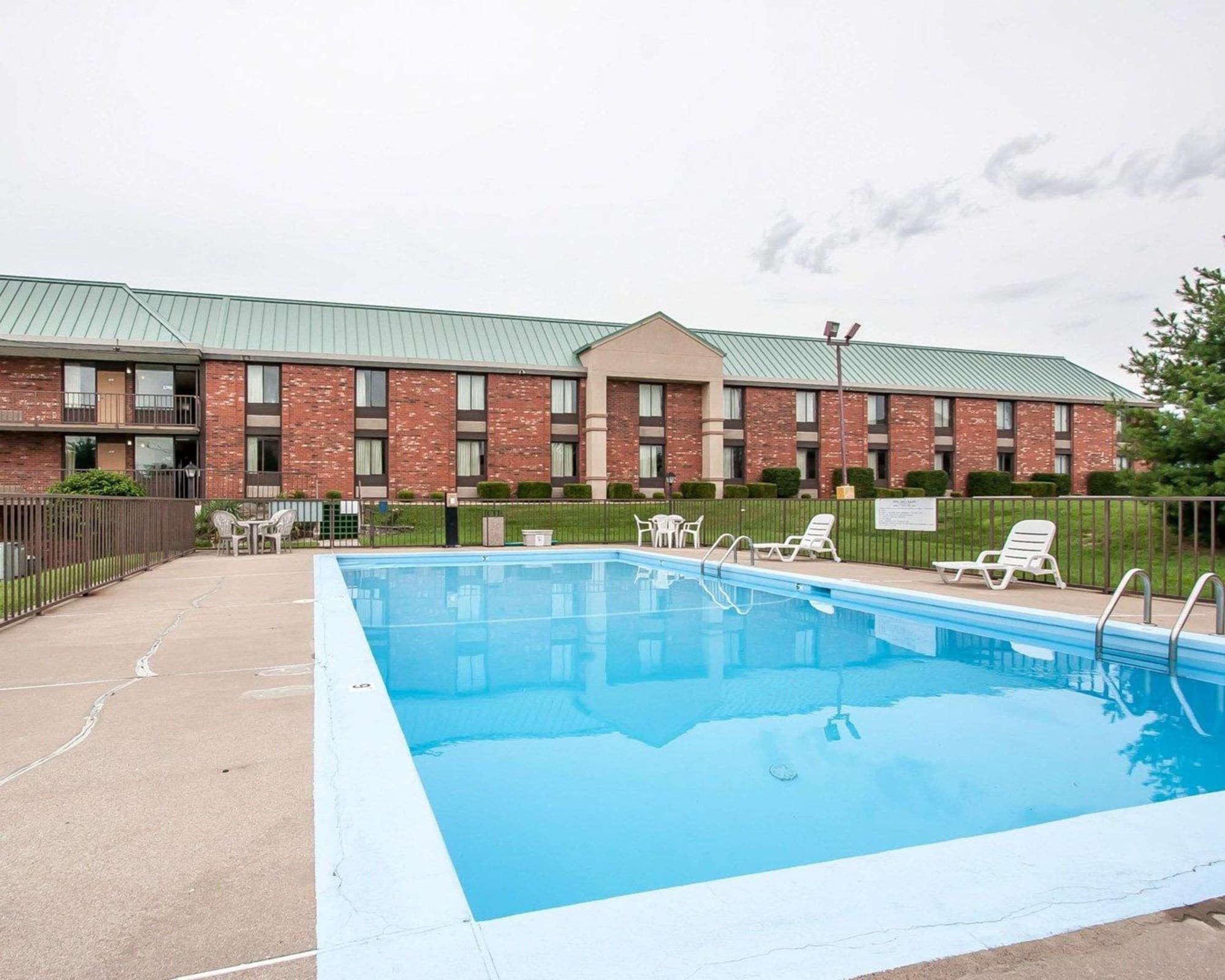 Quality Inn & Suites North, Pool