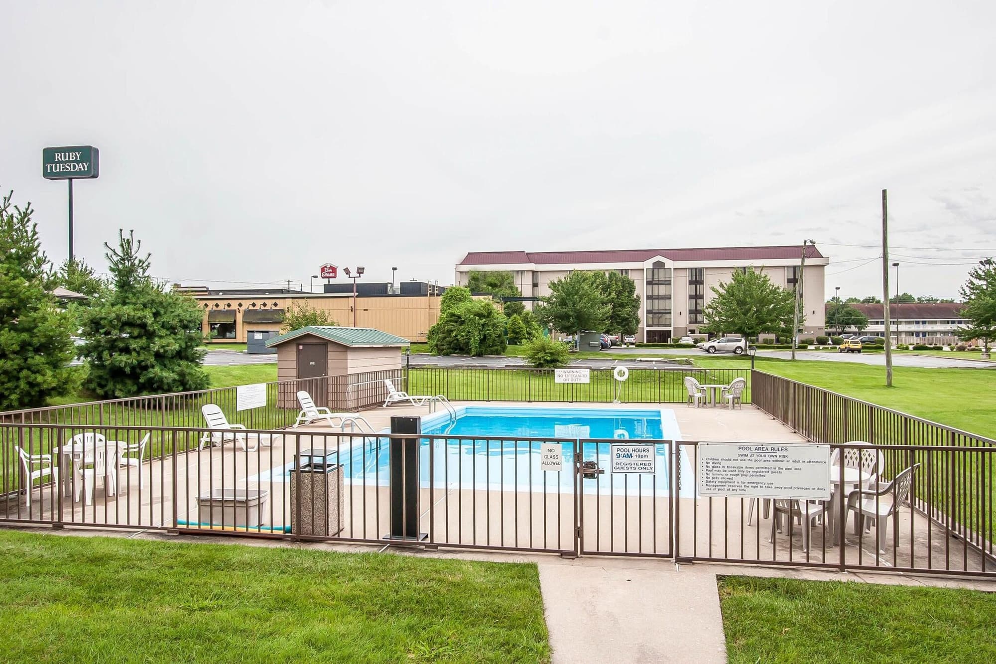 Quality Inn & Suites North, Pool