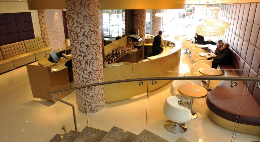 Sky Tower Hotel, Lobby