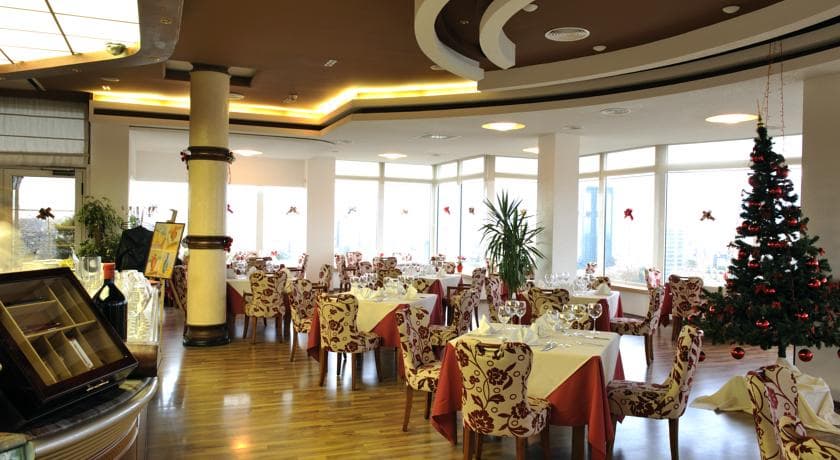 Sky Tower Hotel, Restaurant