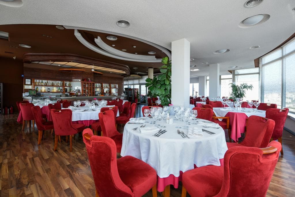 Sky Tower Hotel, Restaurant