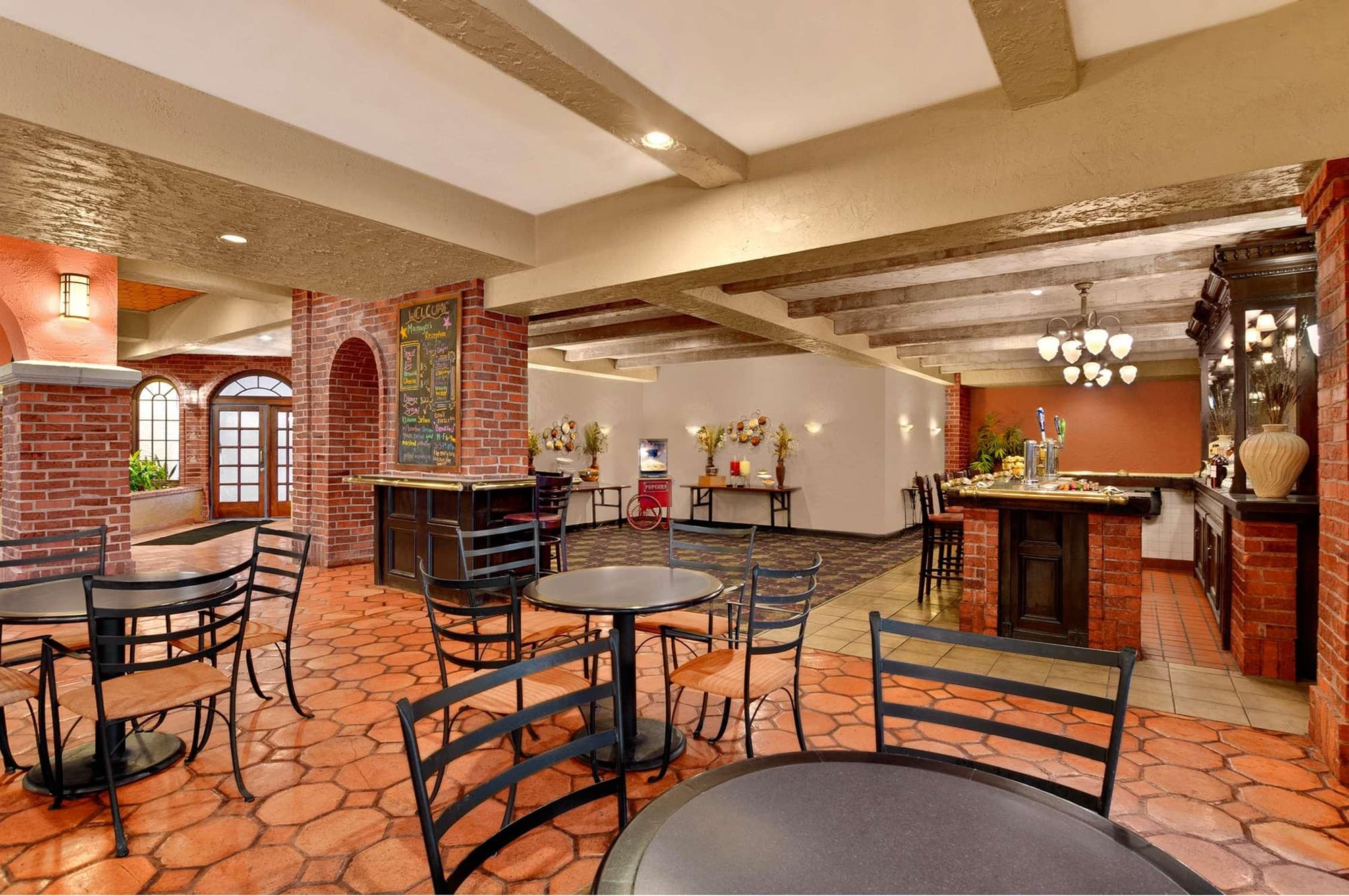 Embassy Suites by Hilton Kansas City Plaza, General view