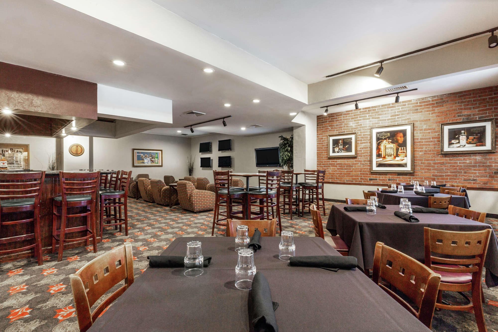 Embassy Suites by Hilton Kansas City Plaza, Bar