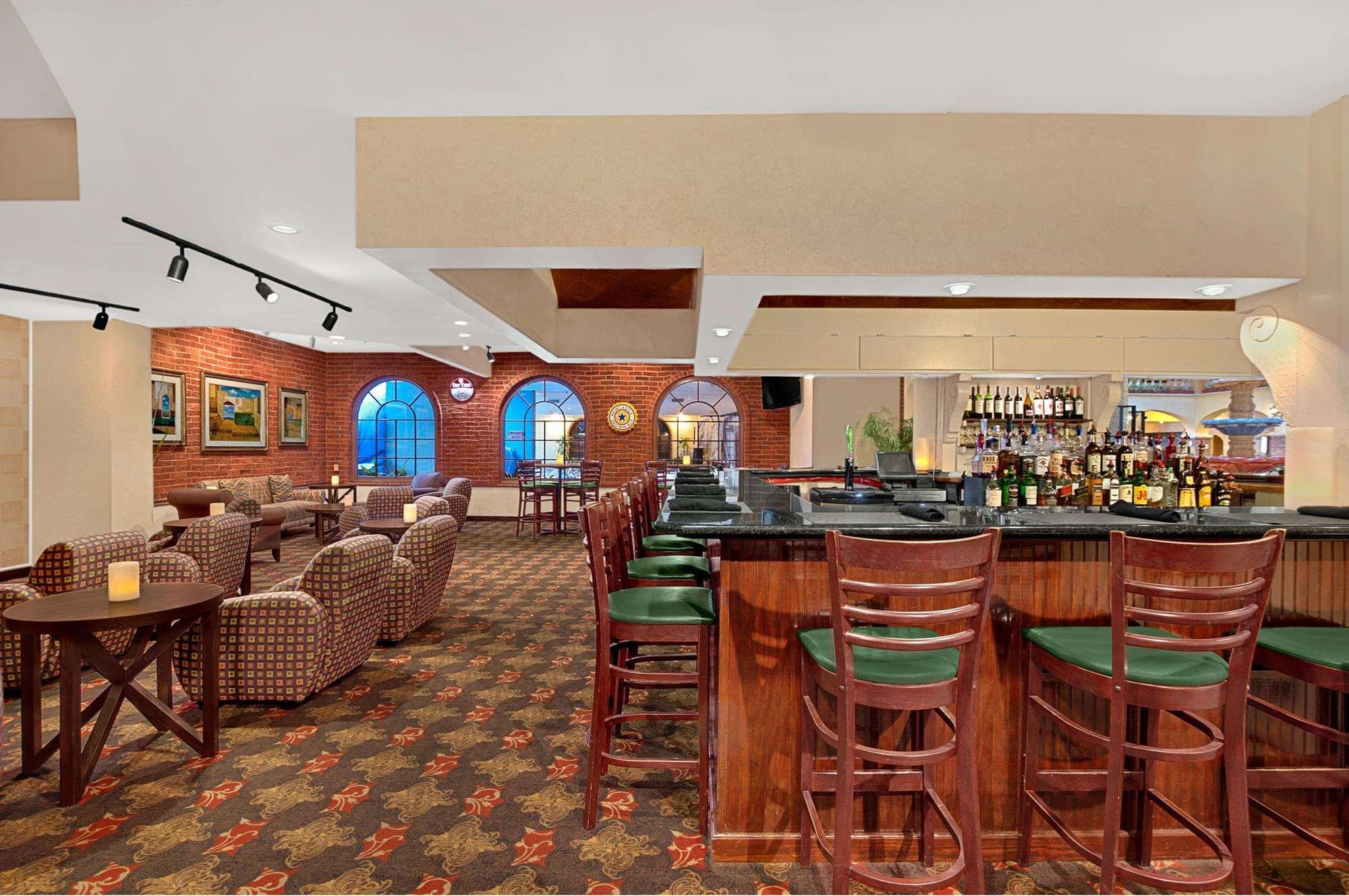 Embassy Suites by Hilton Kansas City Plaza, Bar