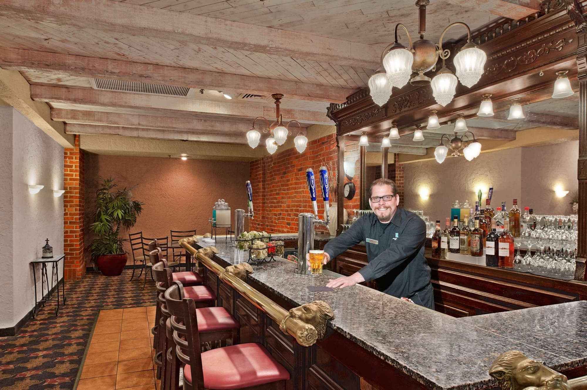 Embassy Suites by Hilton Kansas City Plaza, Bar