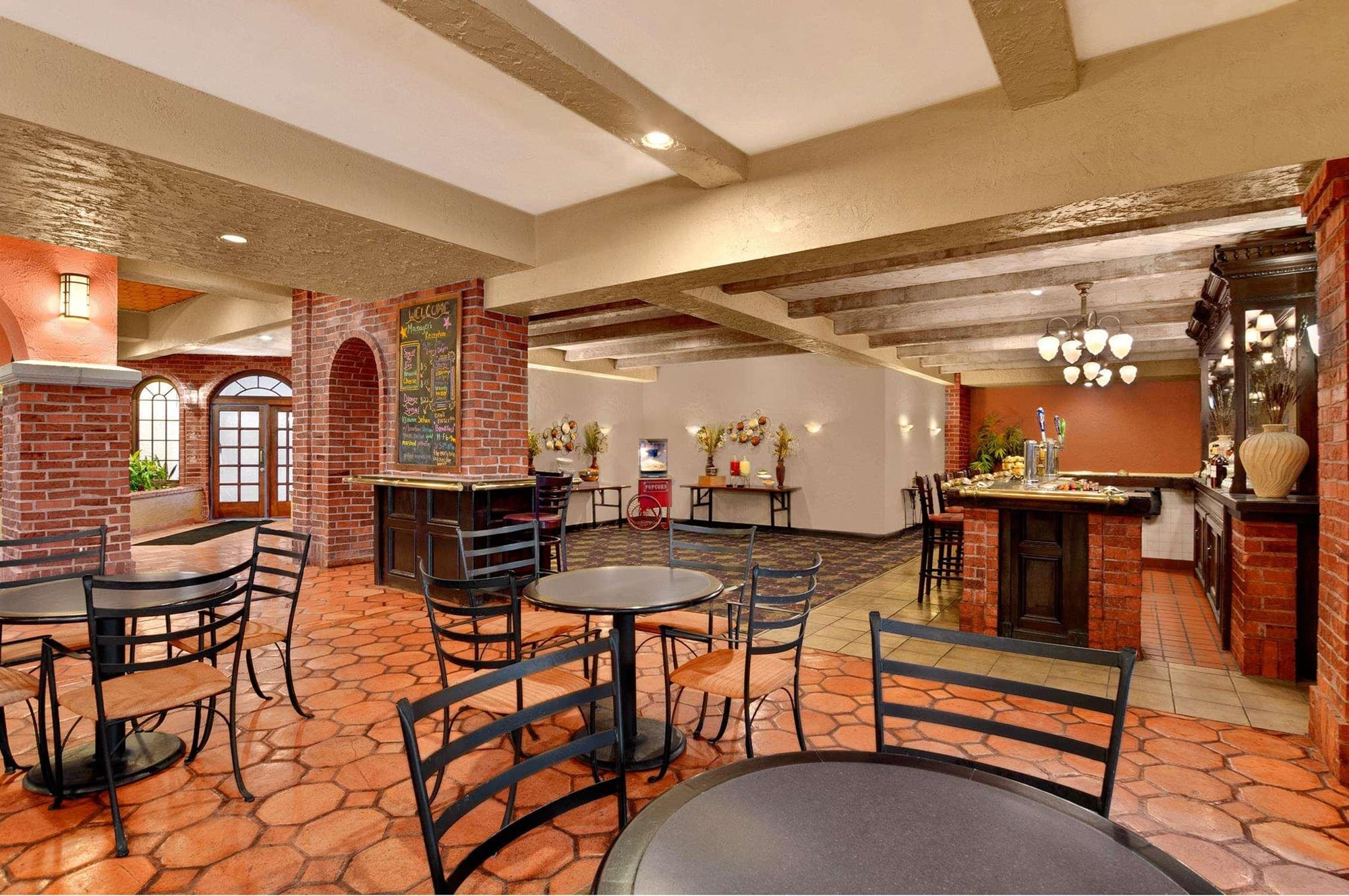 Embassy Suites by Hilton Kansas City Plaza, Bar