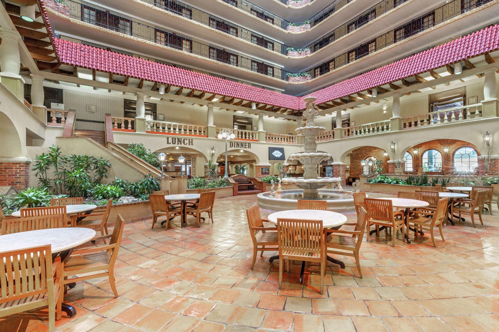 Embassy Suites by Hilton Kansas City Plaza, Lobby
