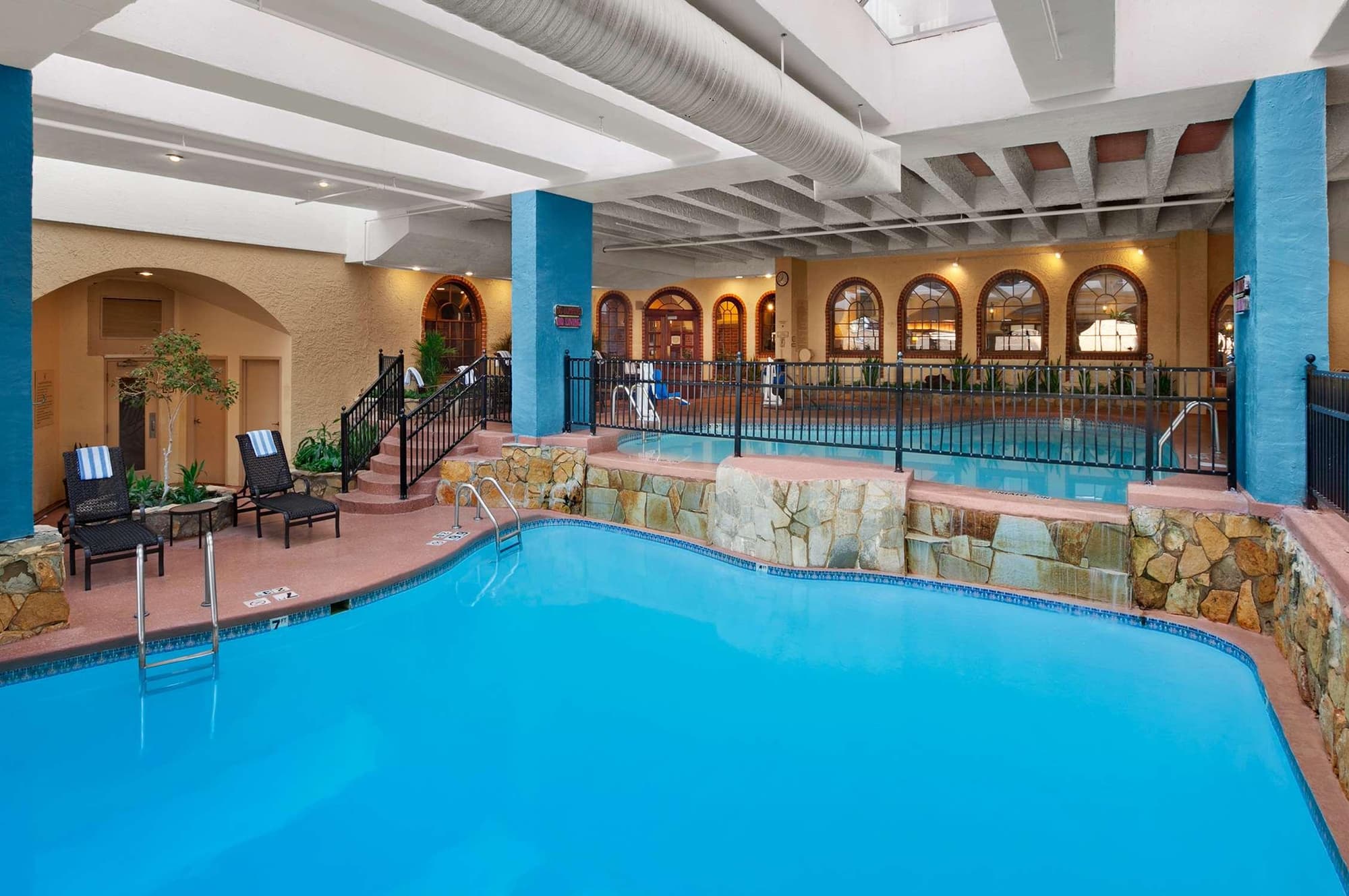 Embassy Suites by Hilton Kansas City Plaza, Pool