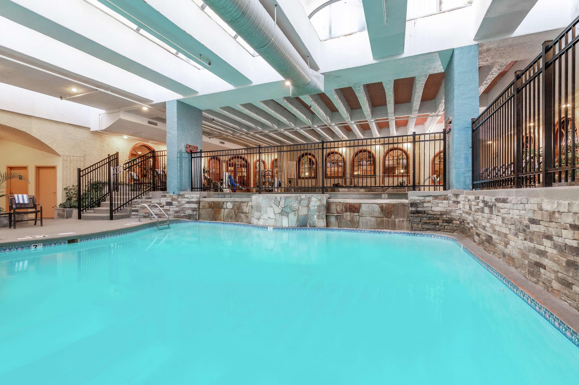Embassy Suites by Hilton Kansas City Plaza, Pool