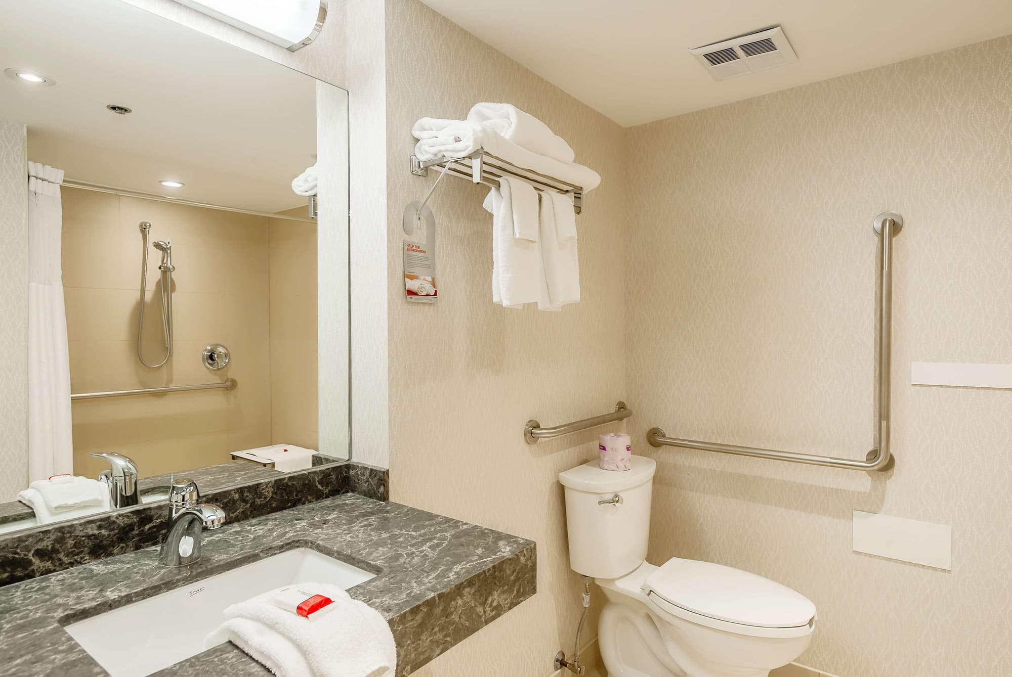 Ramada by Wyndham Niagara Falls by the River, Room