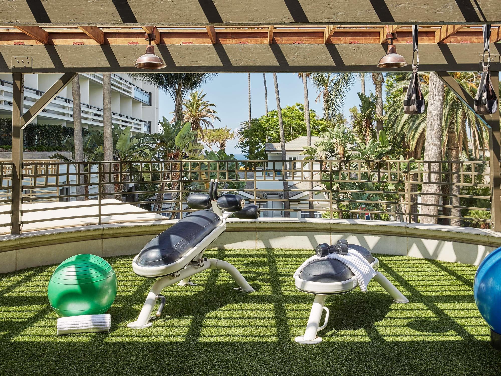 Fairmont Miramar Hotel & Bungalows, Sports and Entertainment