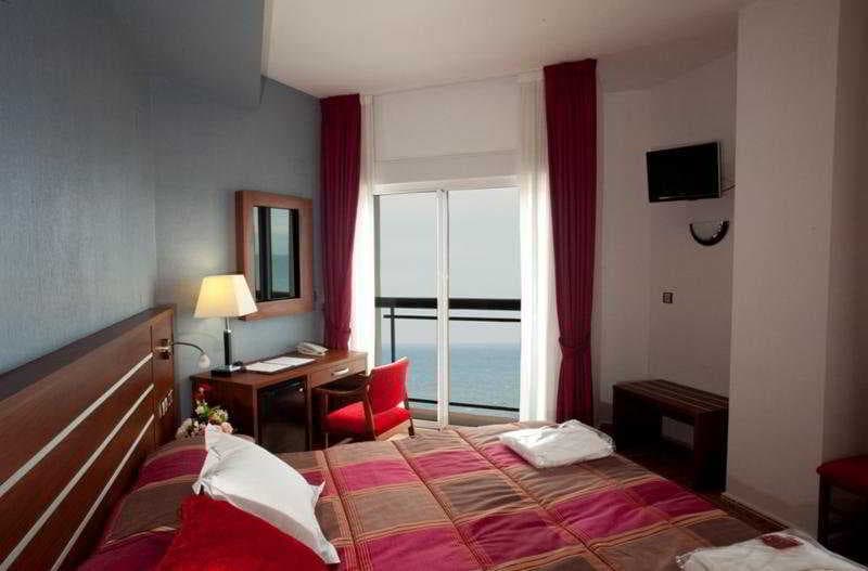 La Familia Gallo Rojo, Room