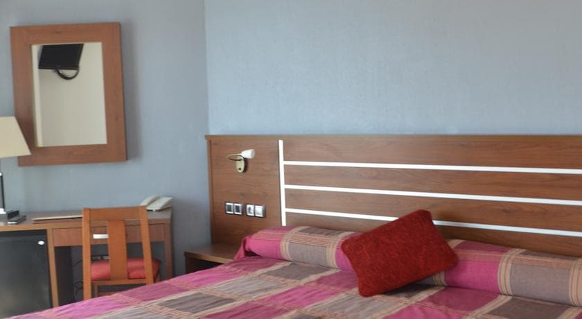 La Familia Gallo Rojo, Room