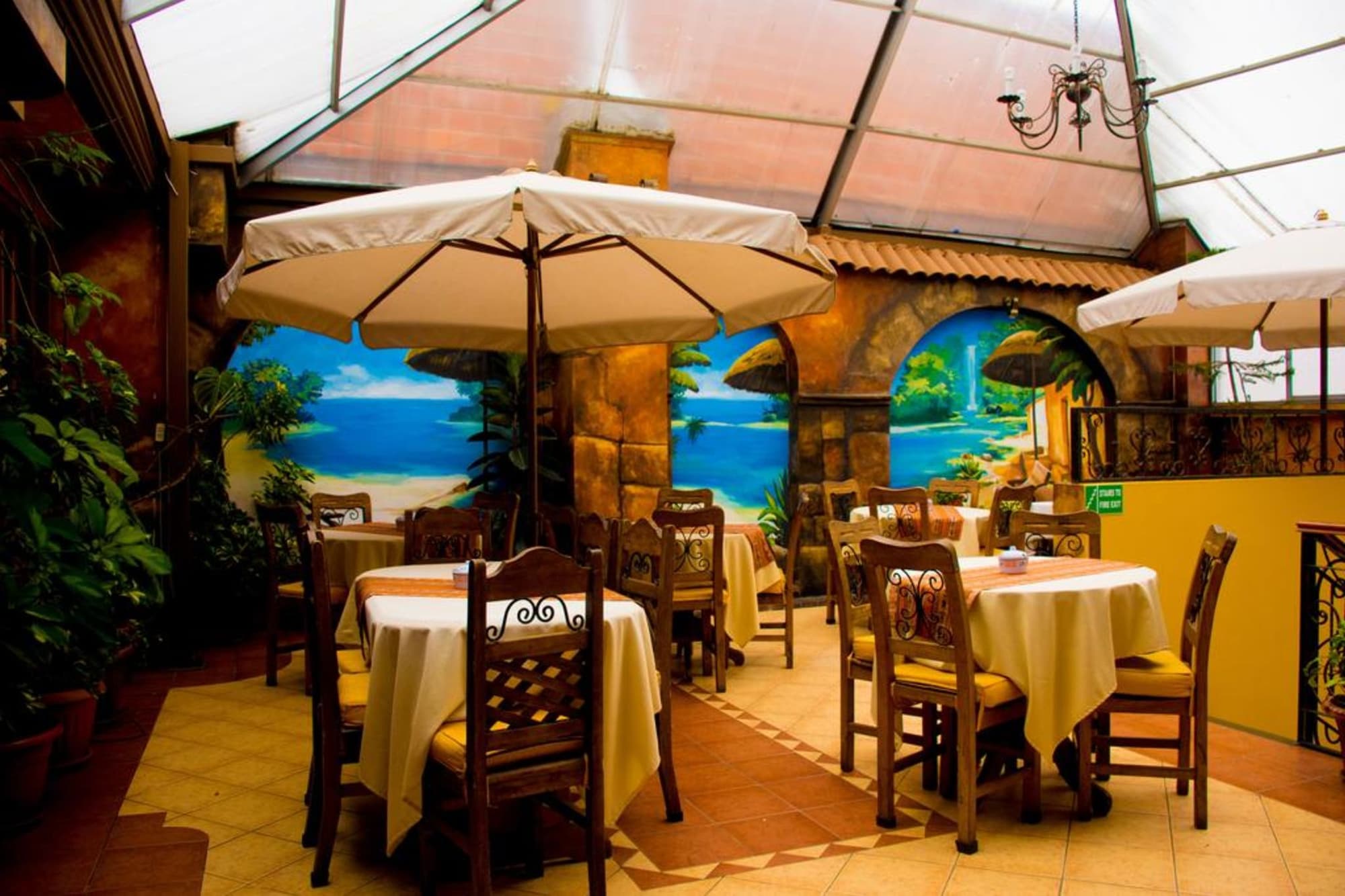 Las Brisas, Restaurant