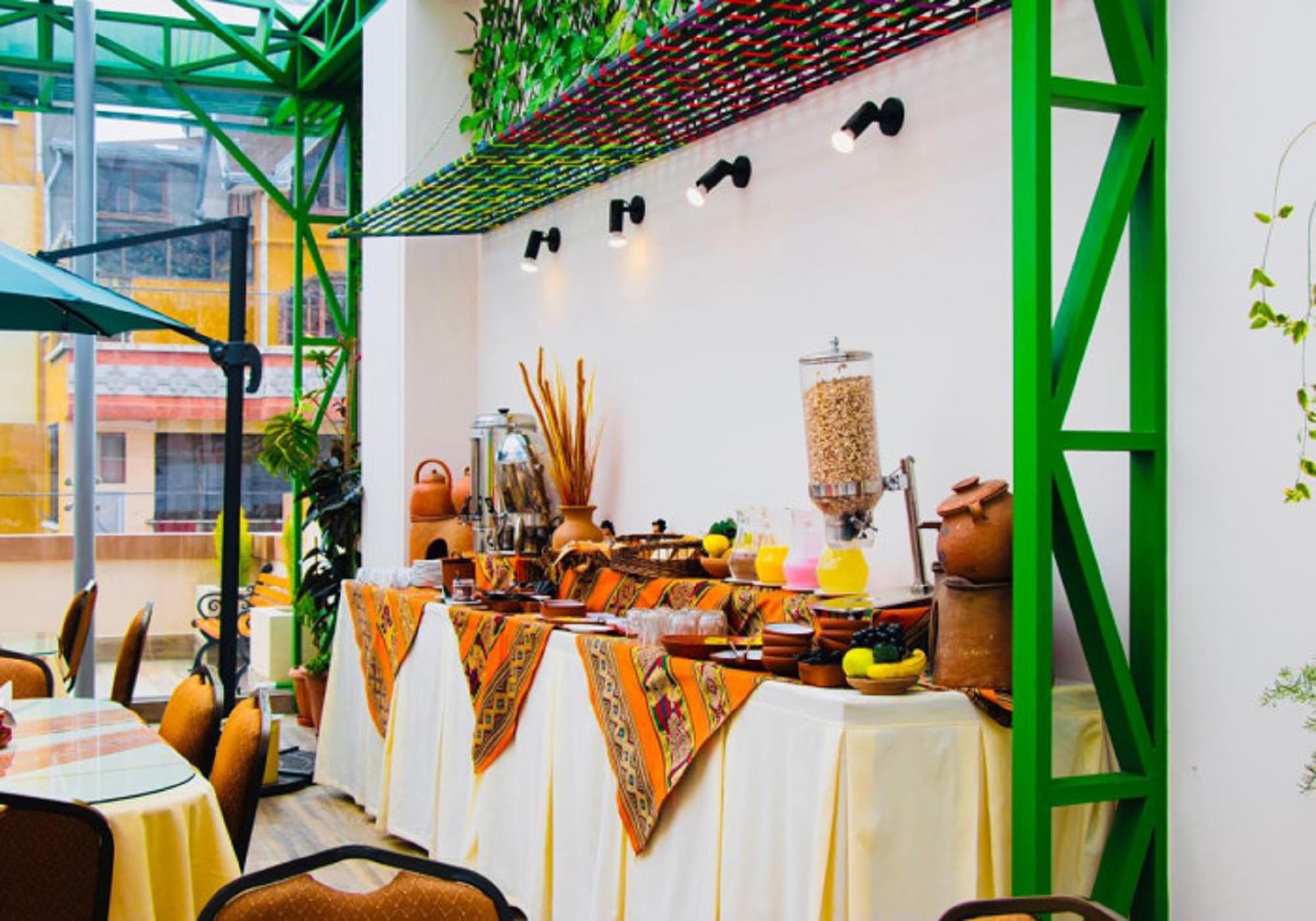 Las Brisas, Restaurant