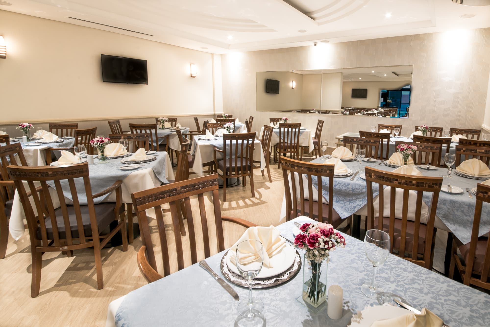 Summit Hotel Monaco, Restaurant