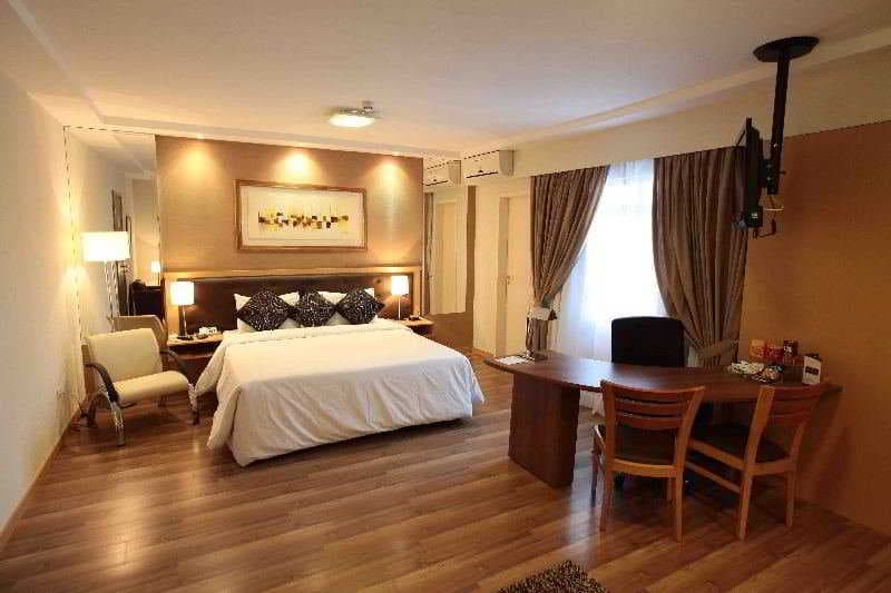 Summit Hotel Monaco, Room