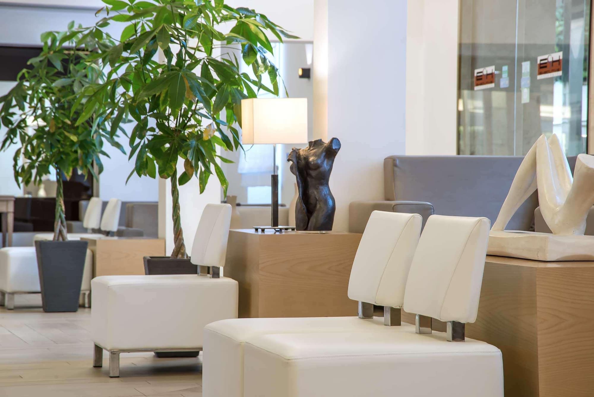 Occidental Aurelia, Lobby