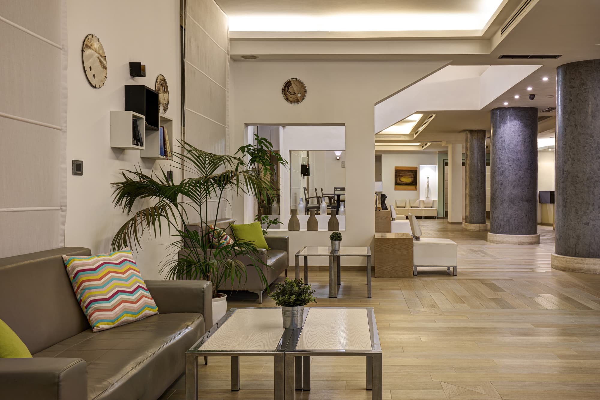 Occidental Aurelia, Lobby