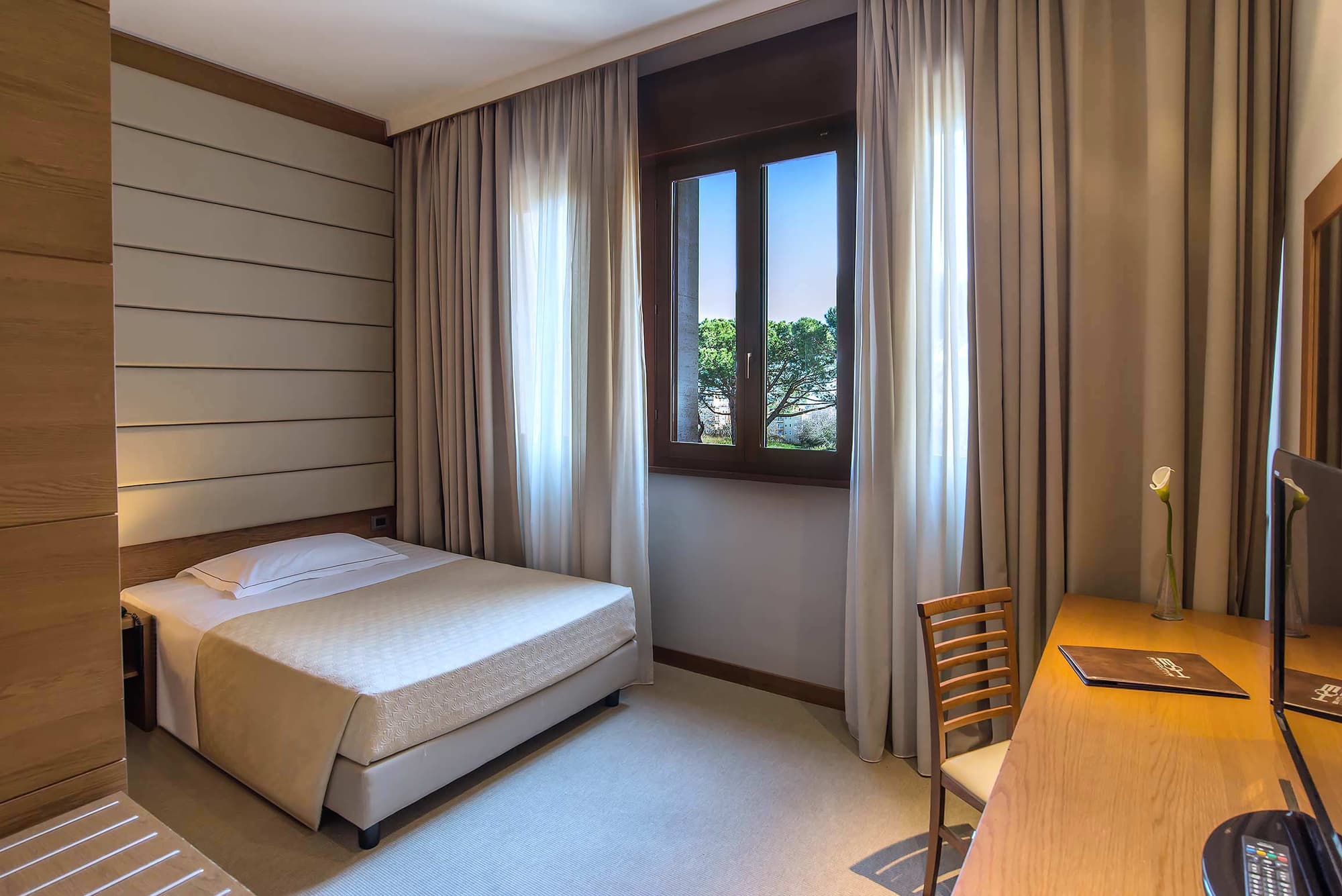 Occidental Aurelia, Room