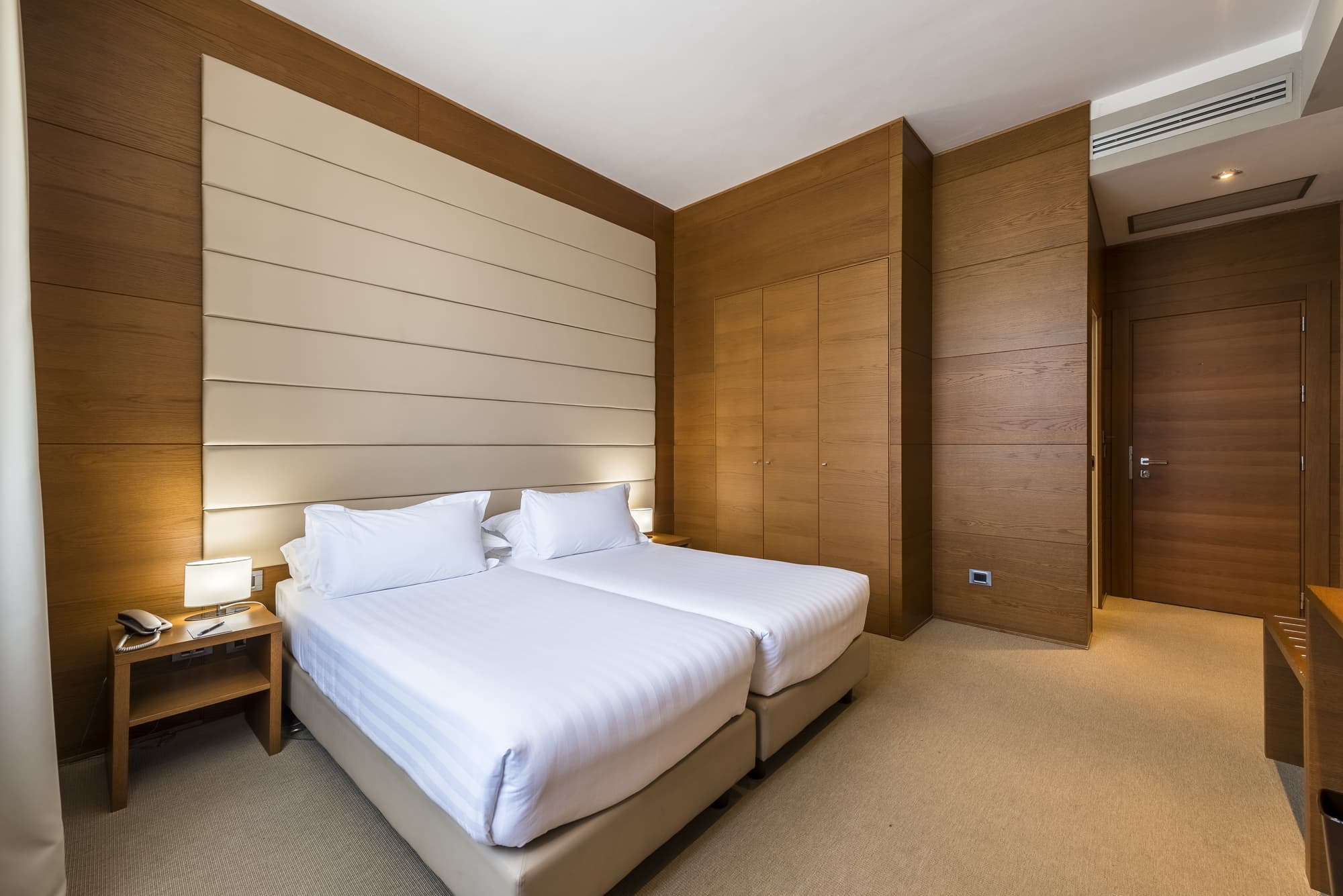 Occidental Aurelia, Room