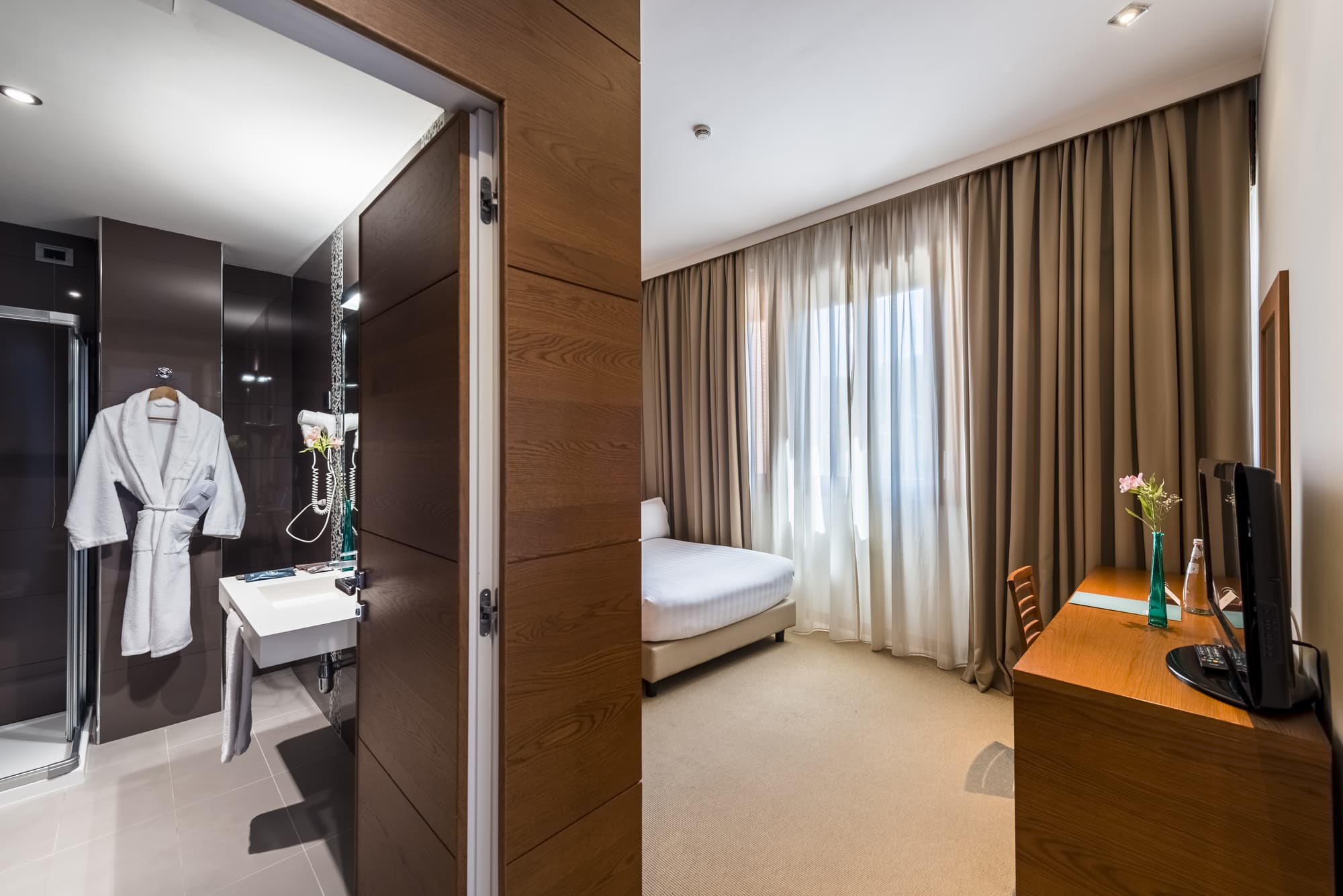 Occidental Aurelia, Room