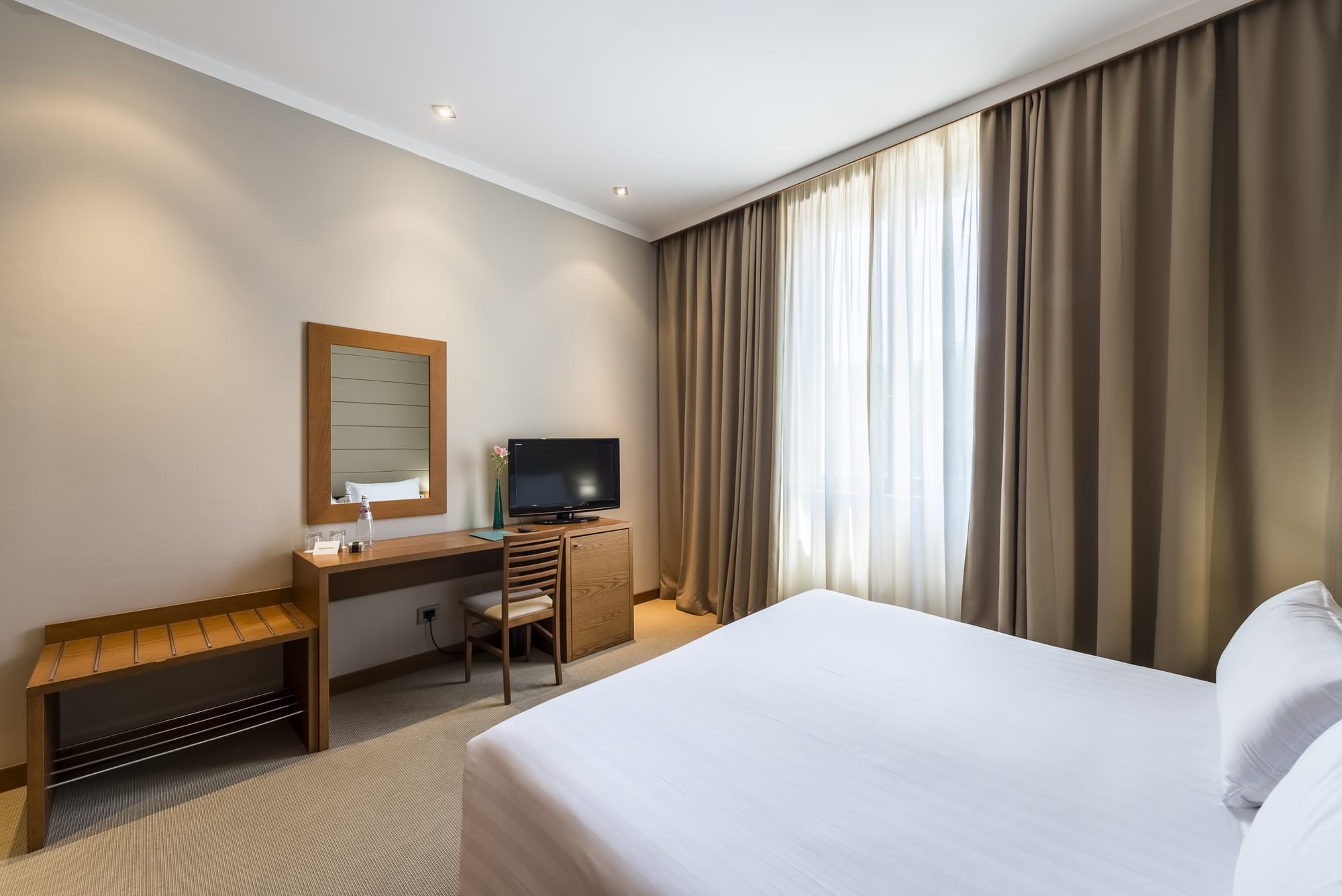 Occidental Aurelia, Room