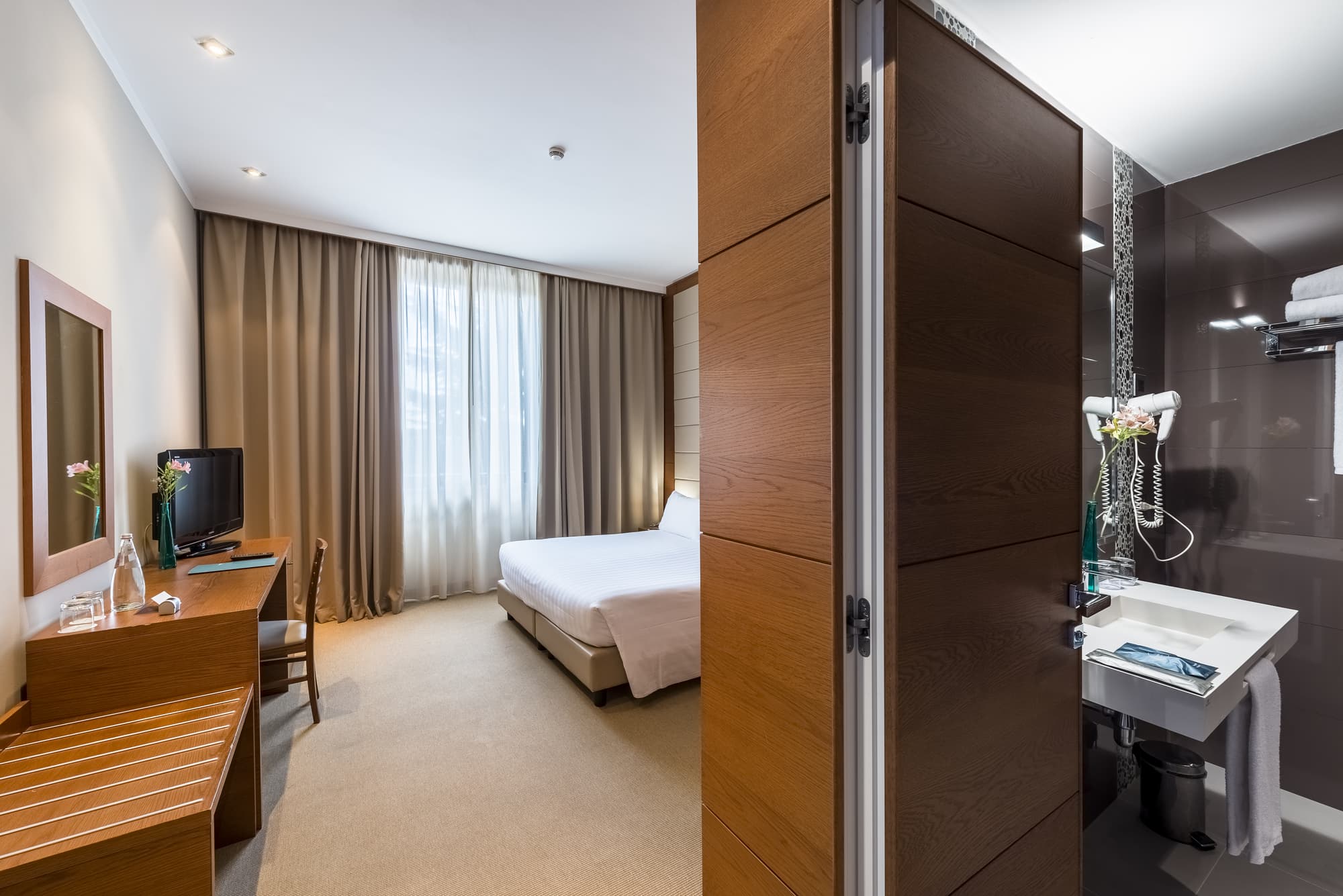 Occidental Aurelia, Room