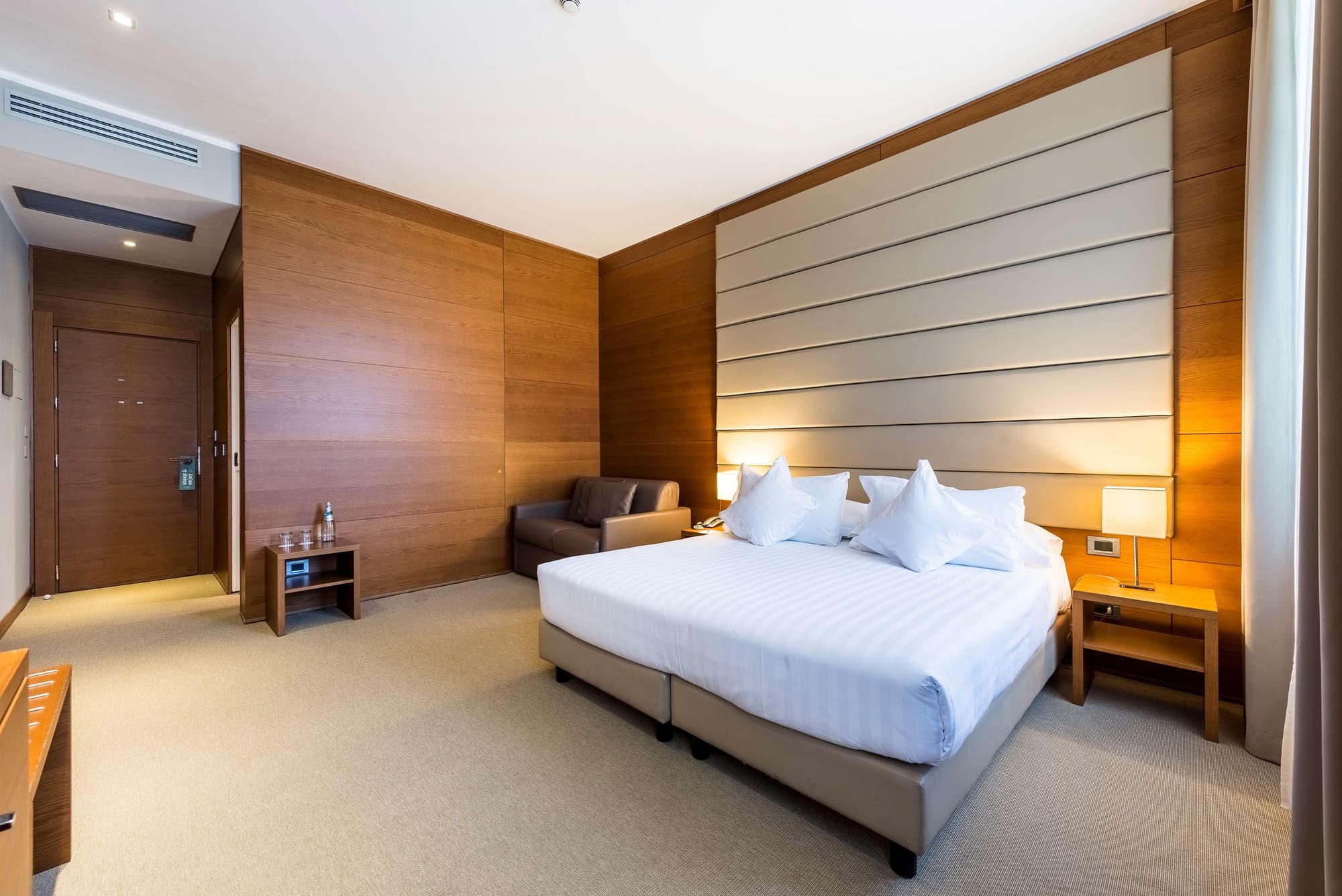 Occidental Aurelia, Room