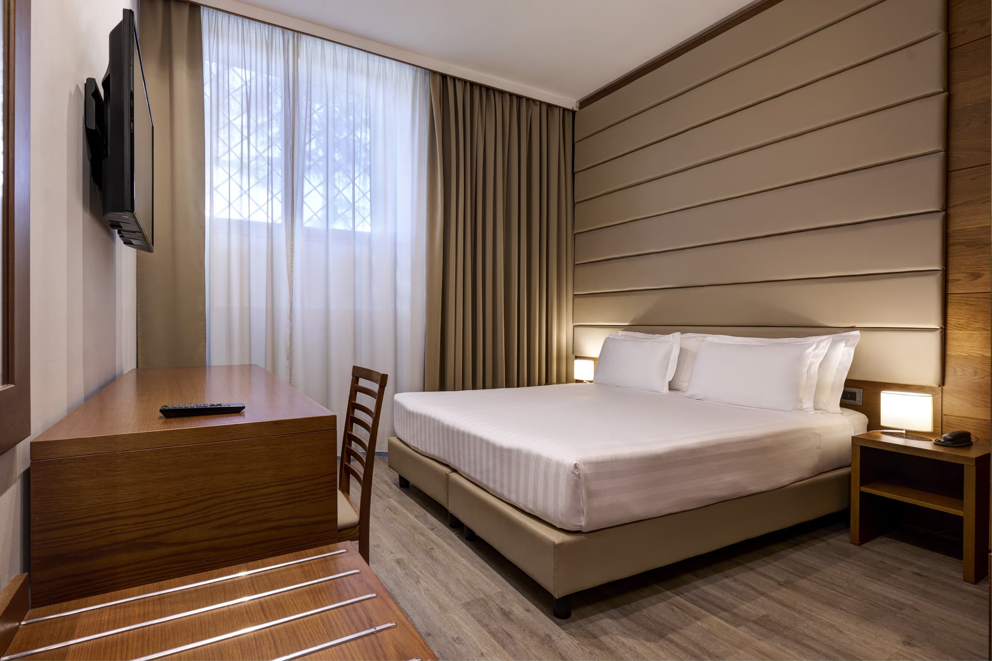 Occidental Aurelia, Room