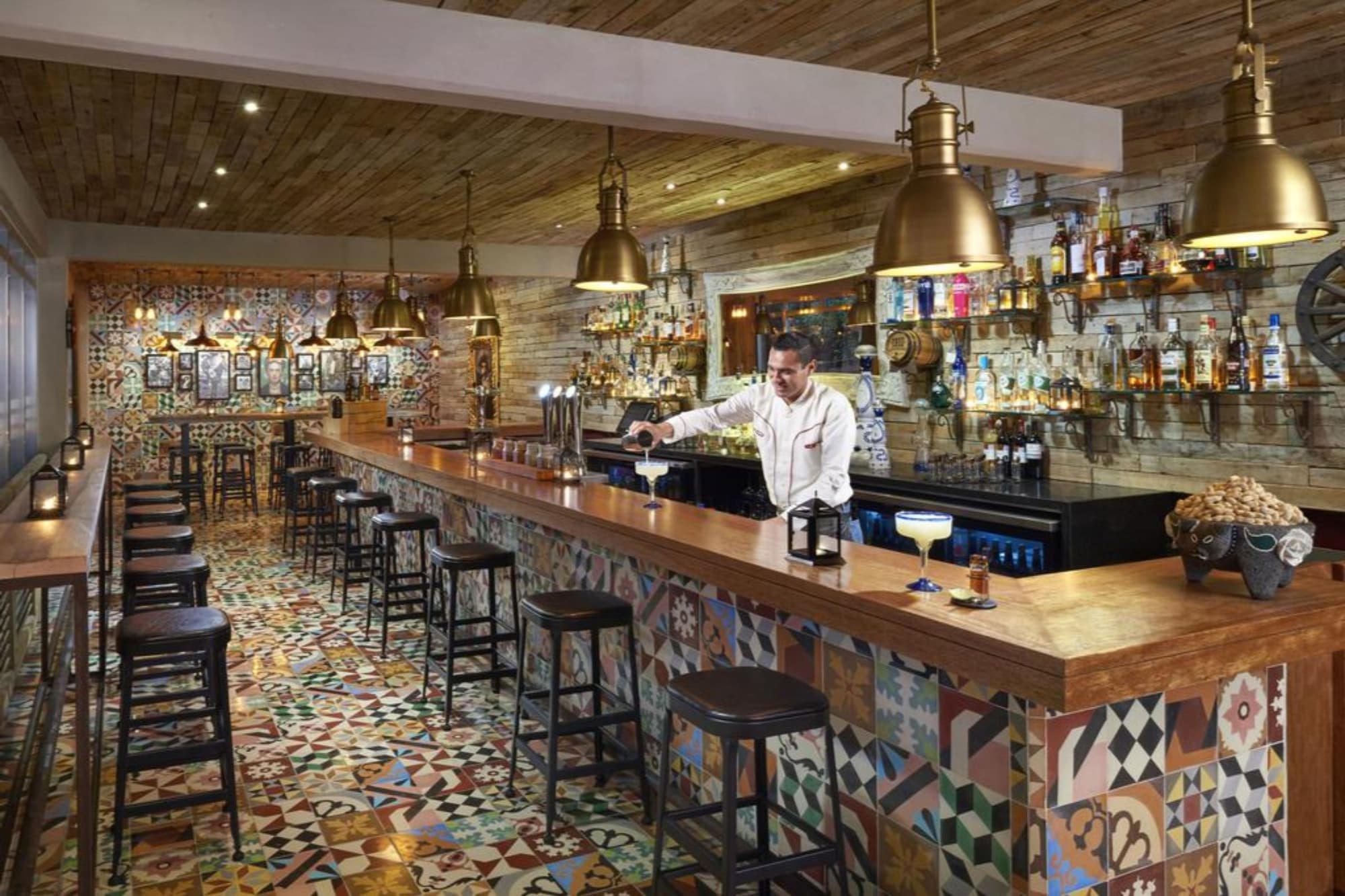 The Fives Beach Hotel & Residences, Bar