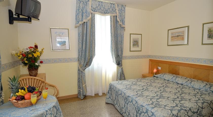 Villa Angelica, Room