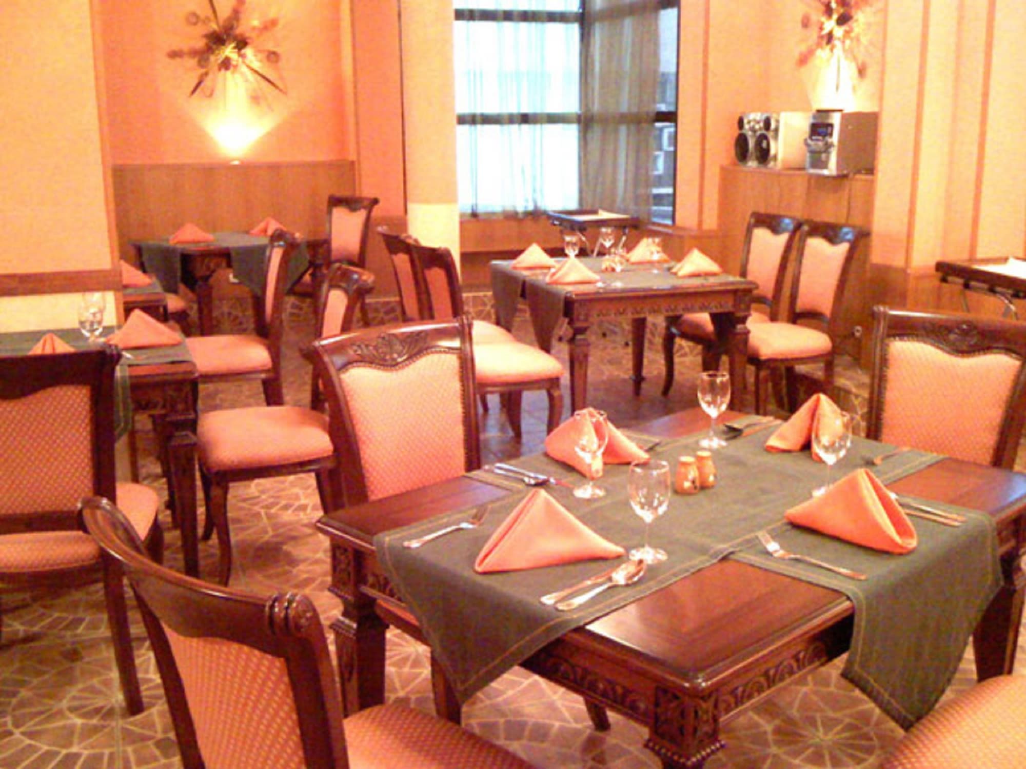 Le Grande Plaza Hotel, Restaurant