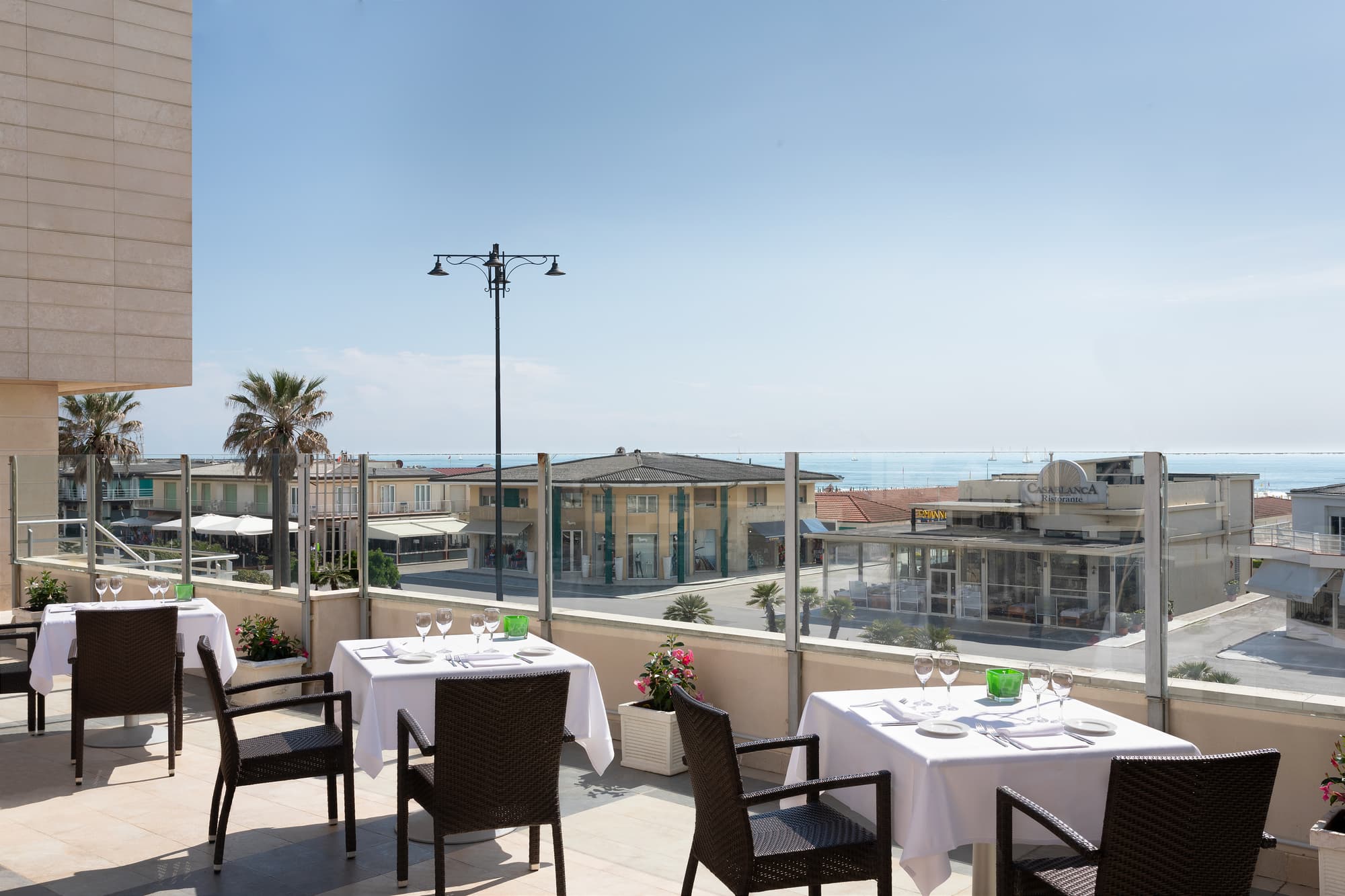 Sina Astor, Restaurant