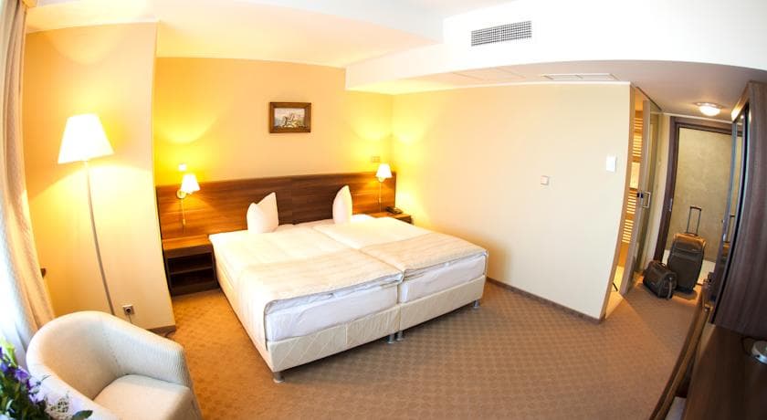 Grand Targu Mures, Room