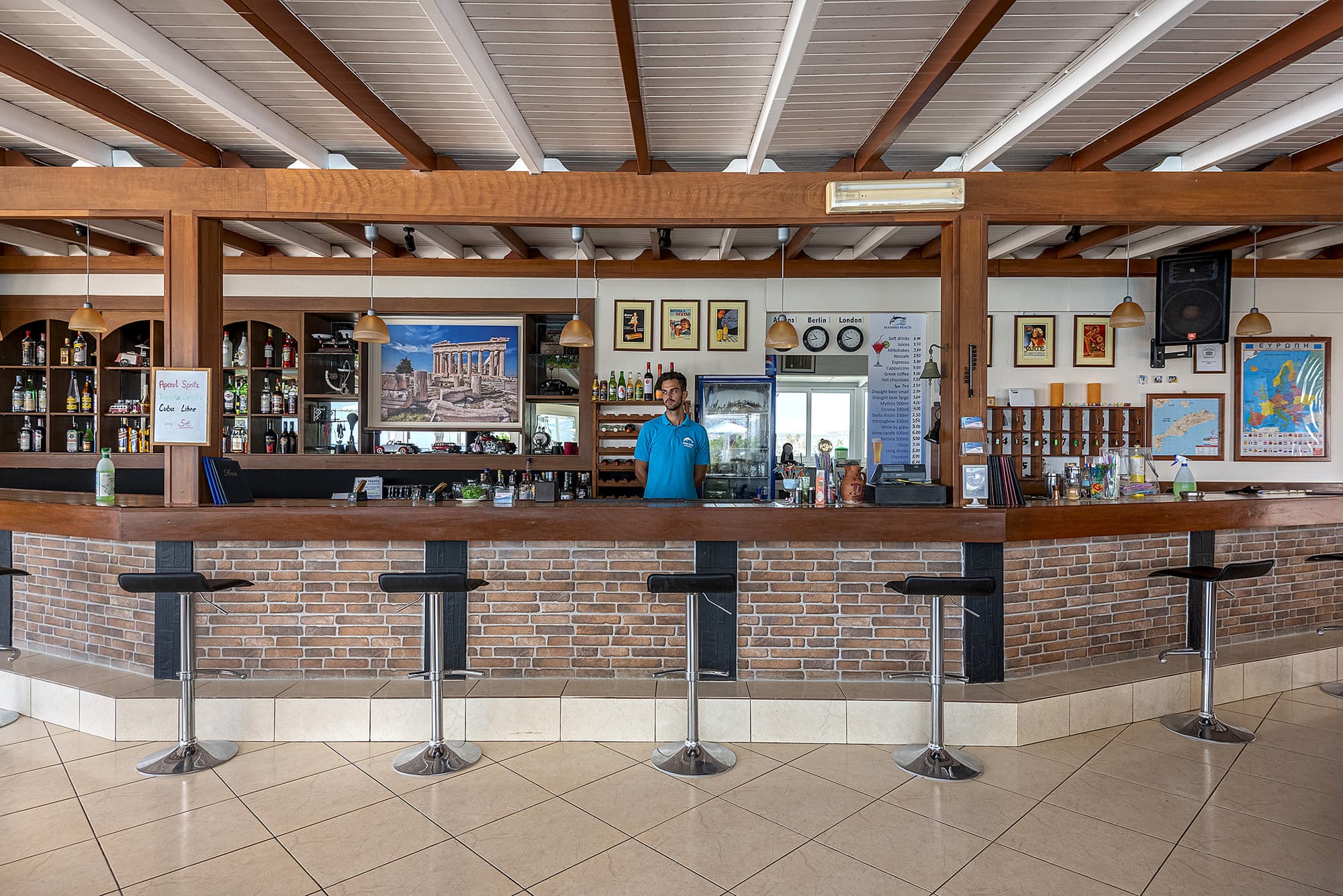 Mammis Beach, Bar