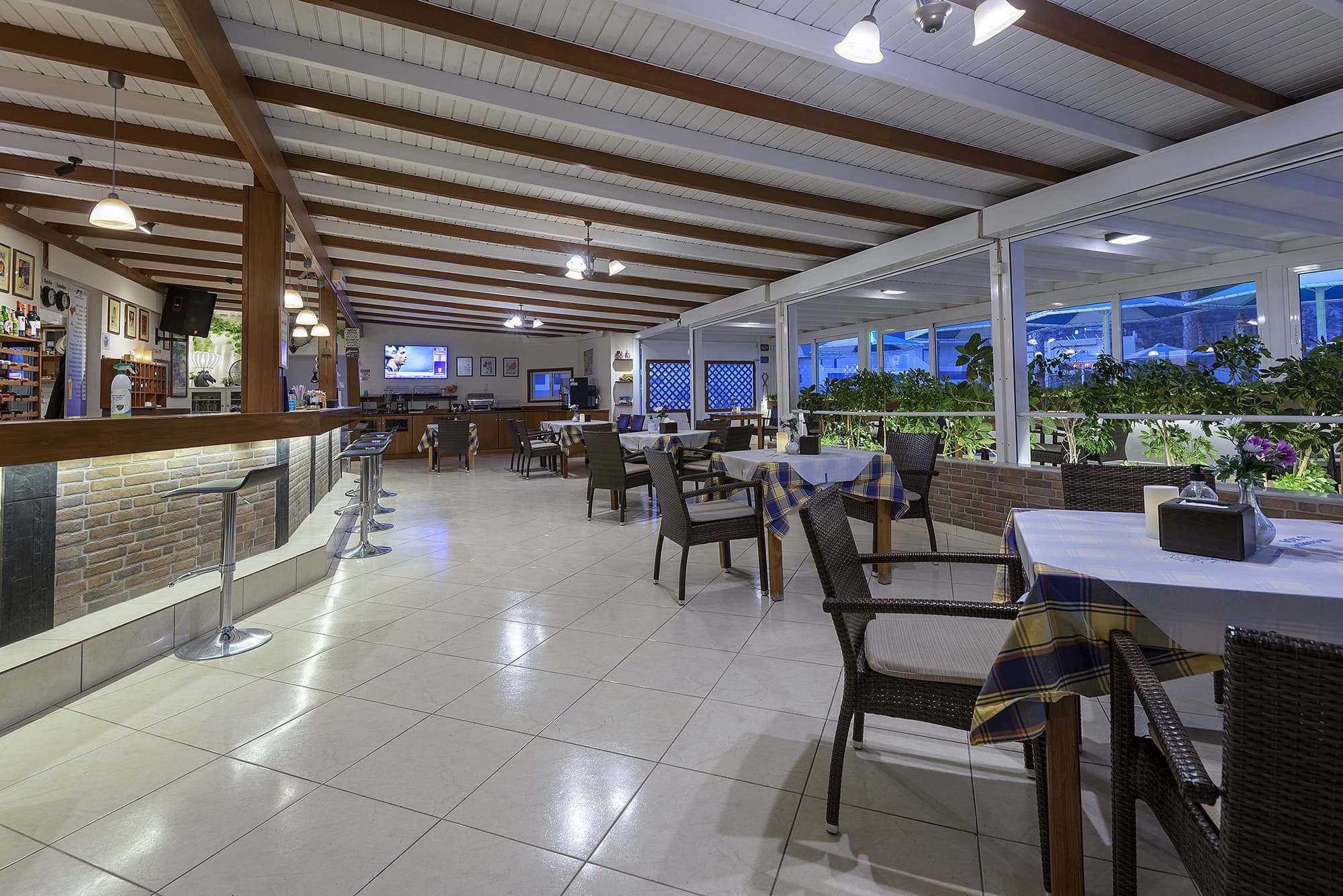 Mammis Beach, Restaurant