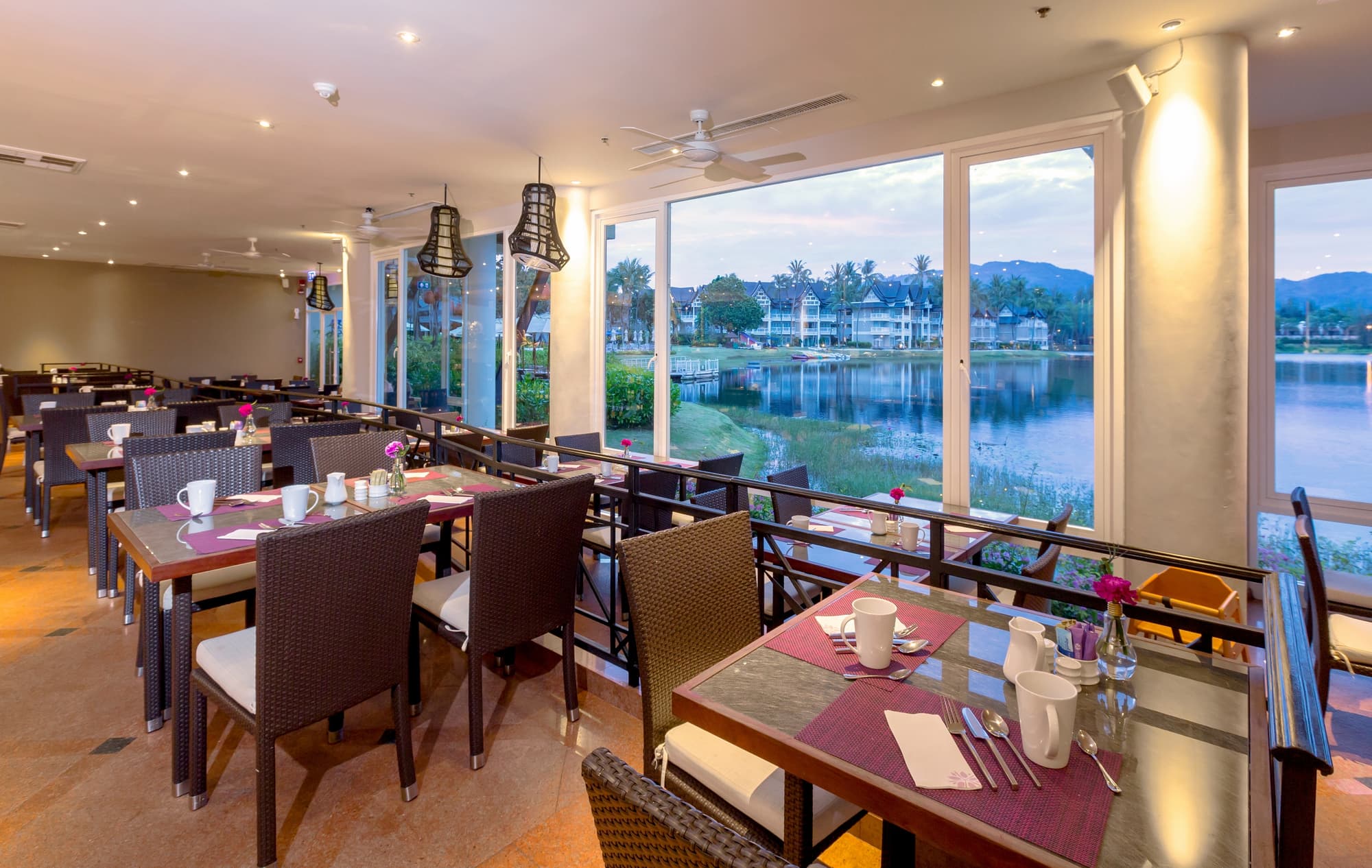 Angsana Laguna Phuket, Restaurant