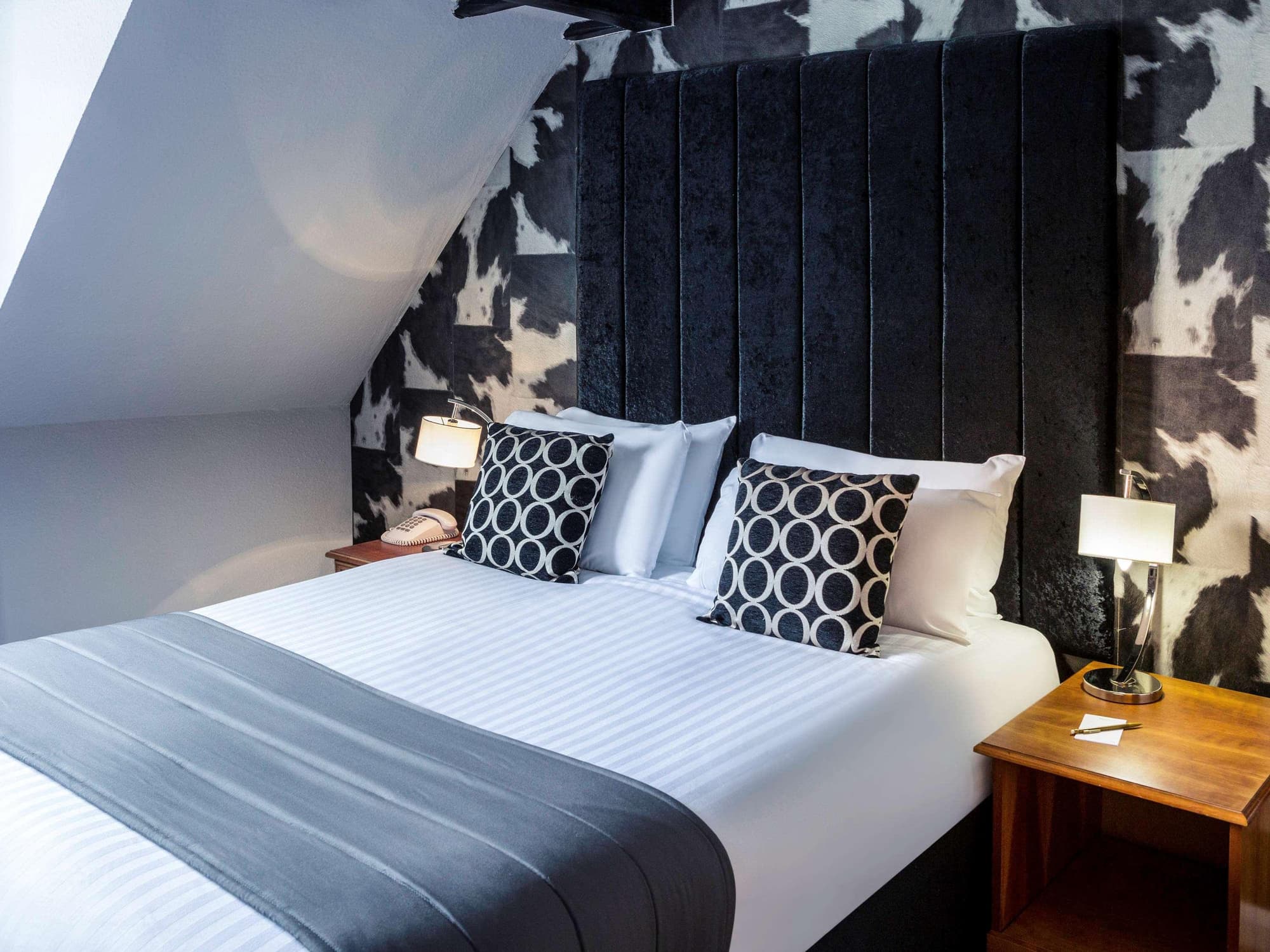 Barons Court Hotel, Room