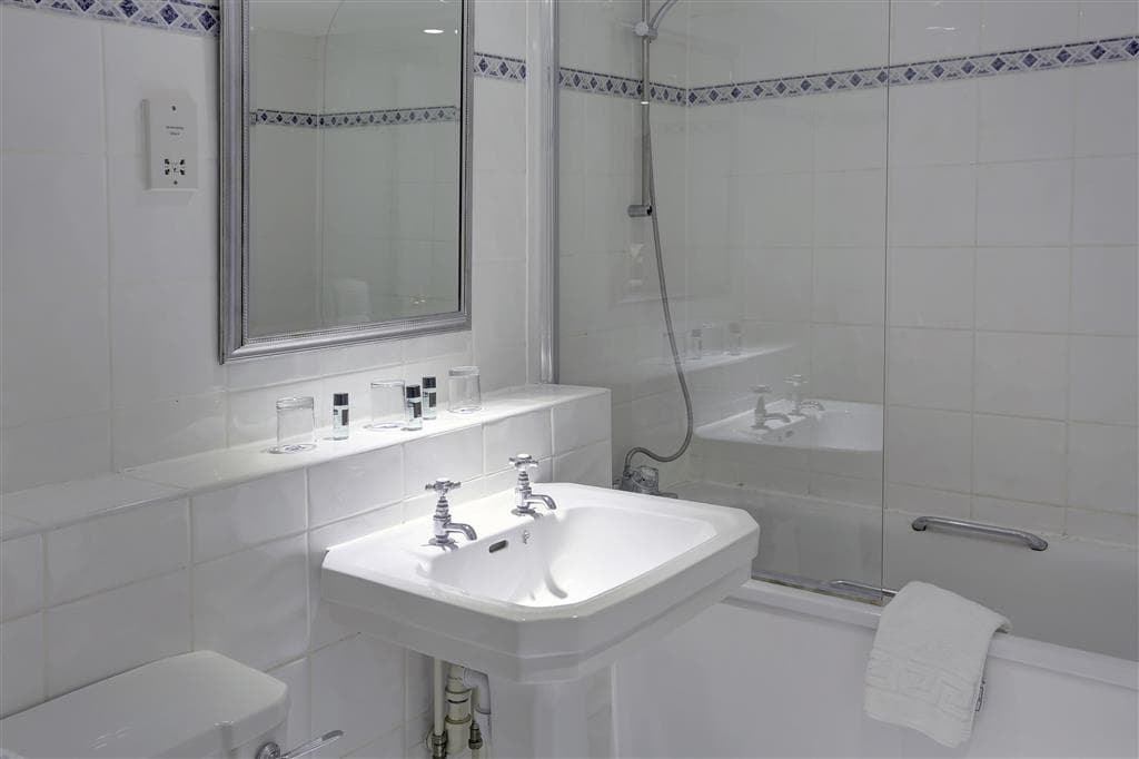 Barons Court Hotel, Room