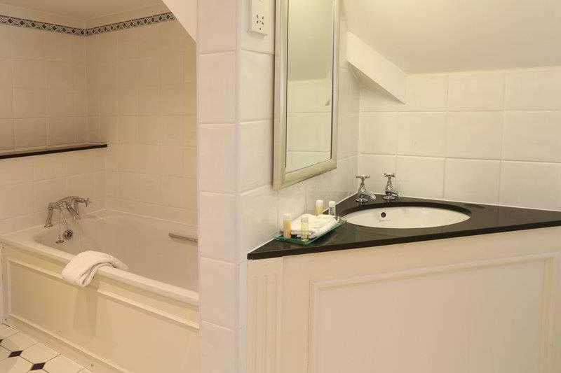 Barons Court Hotel, Room