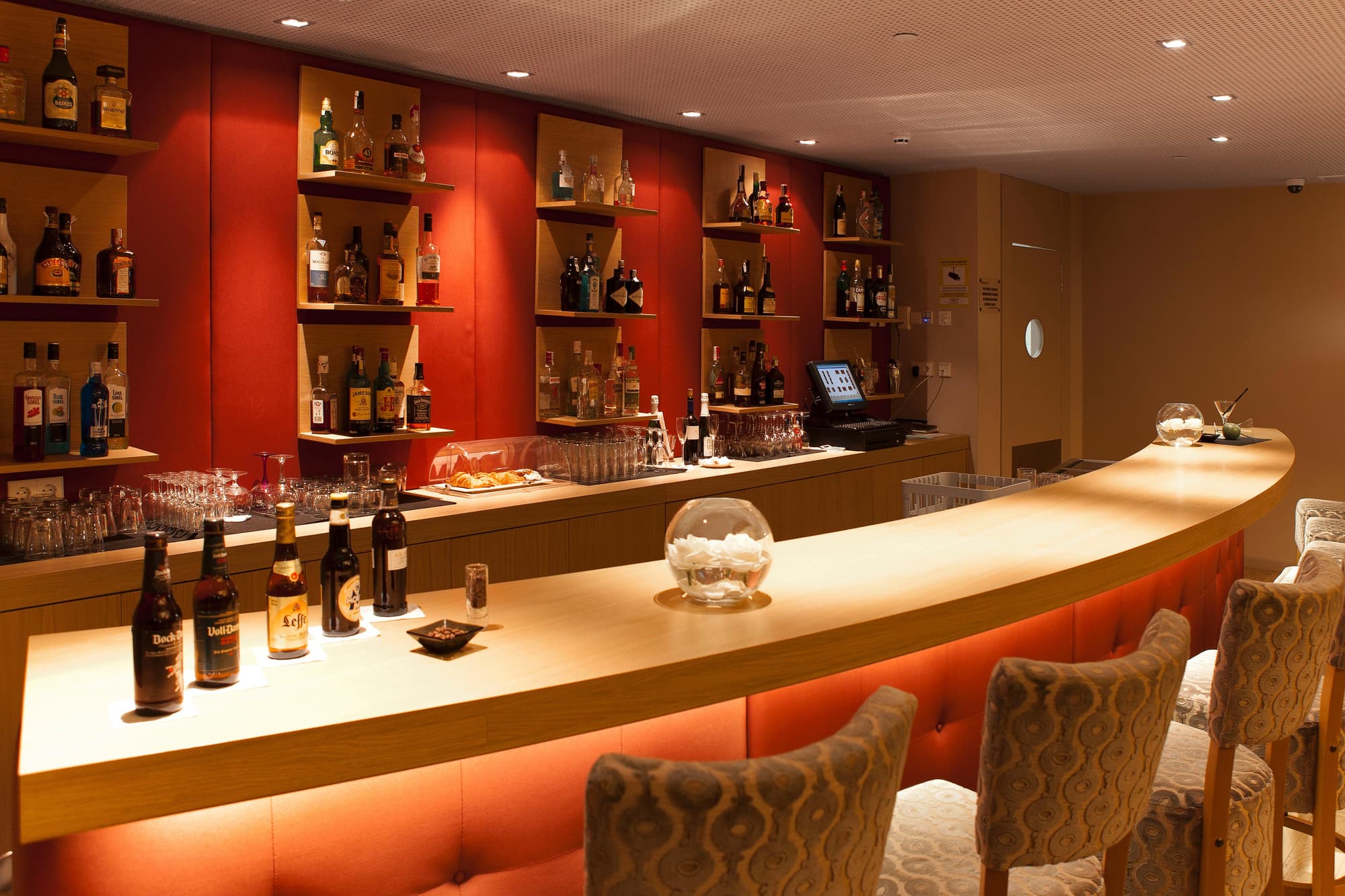 Atenea Port Barcelona Mataro, Bar