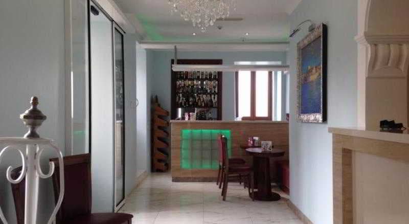 Grand Harbour Hotel, Bar