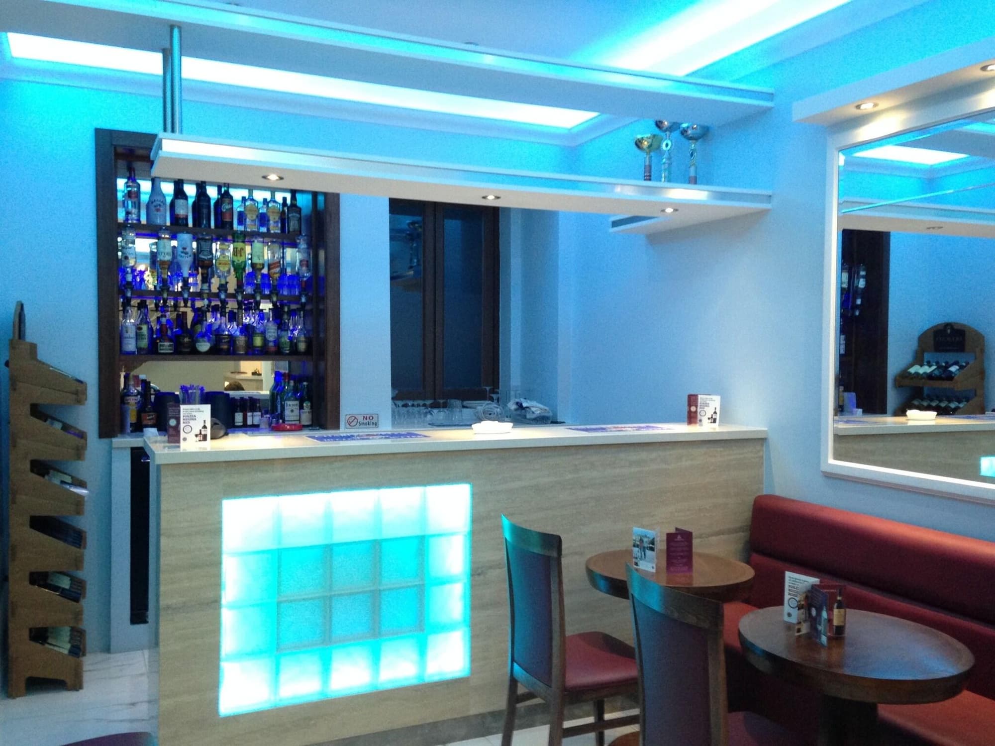 Grand Harbour Hotel, Bar